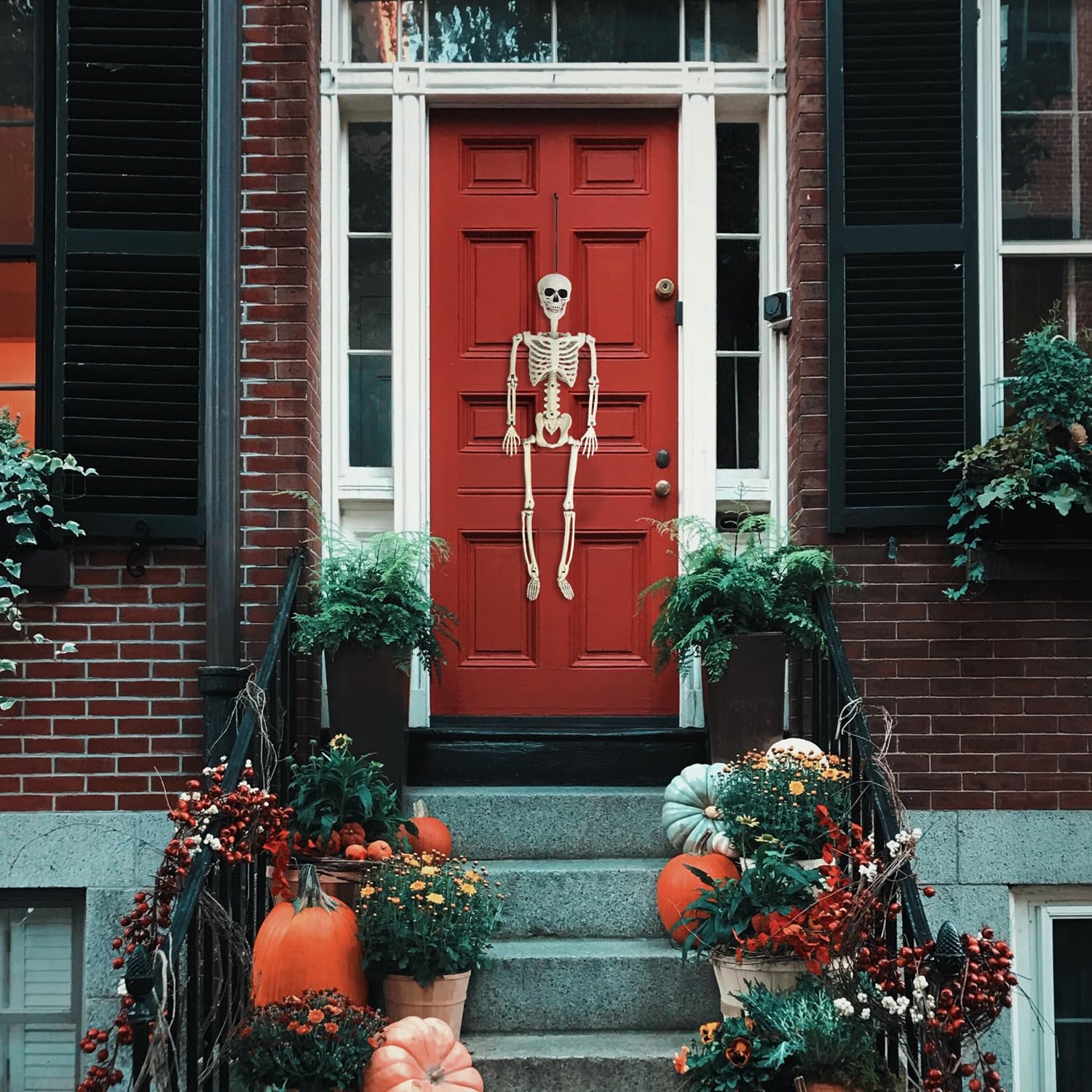 com-four® 2X 90cm Deko Skelett für Halloween, XXL-Skelett aus Kunststoff