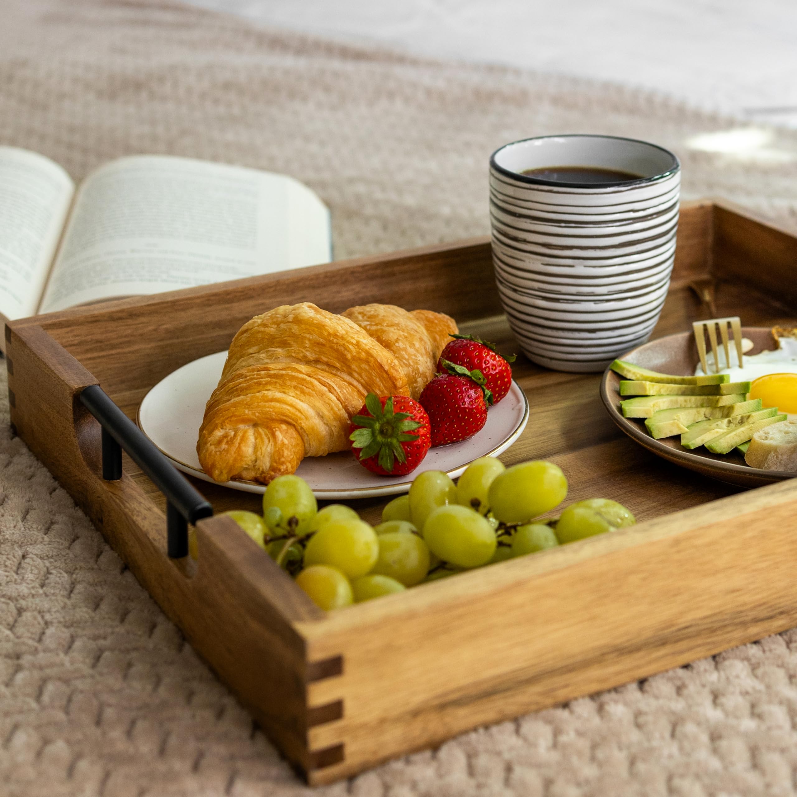 AERVENTIS Acacia Wood Serving Tray with Metal Handles - Decorative Tray for Ottoman, Kitchen, Living Room, and Parties - Large Food and Drink Serving Tray - Elegant Home Decor