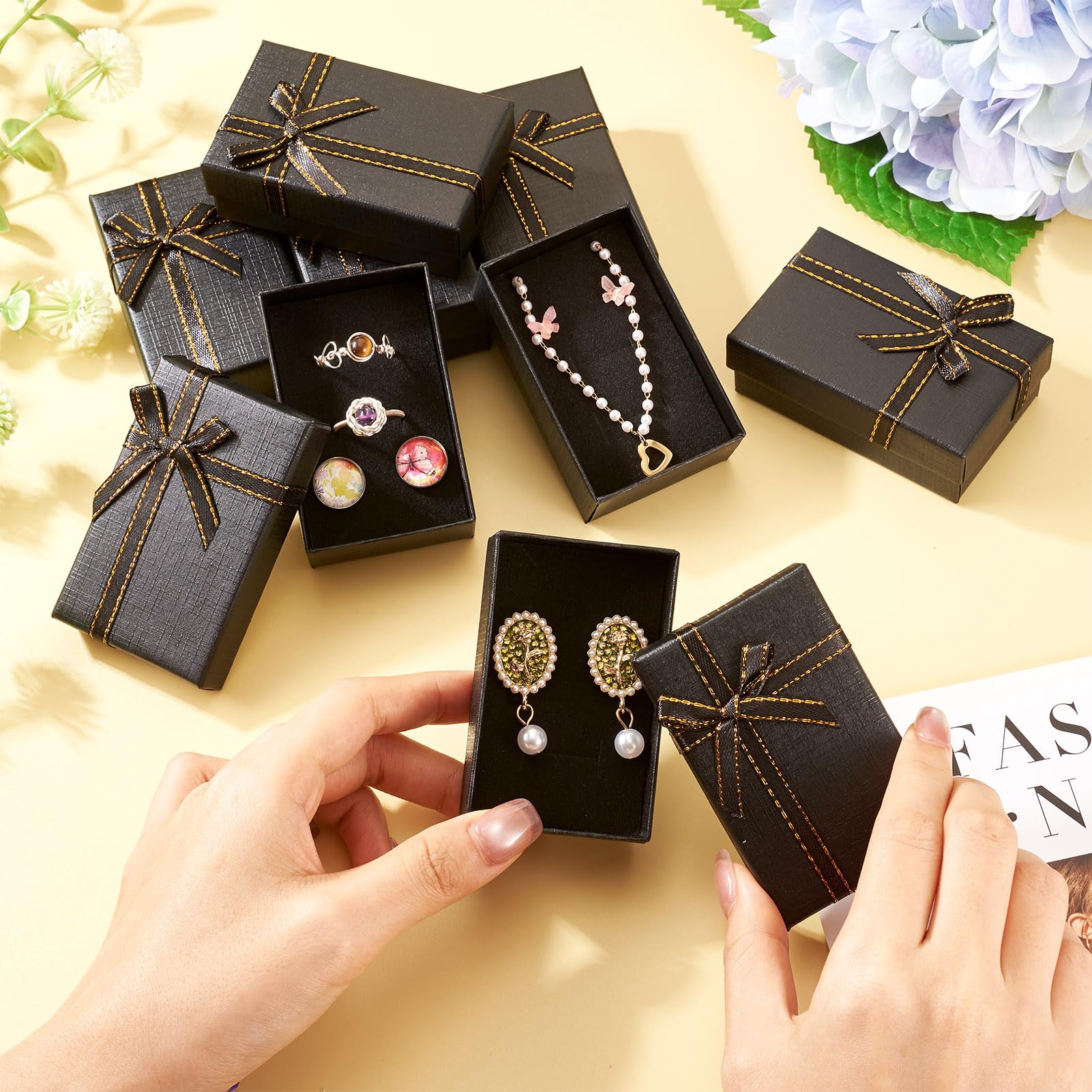 Boutigem 12 pezzi Scatola regalo quadrata per gioielli Piccole scatole regalo di carta con fiocco per confezione regalo di orecchini, anelli, gioielli