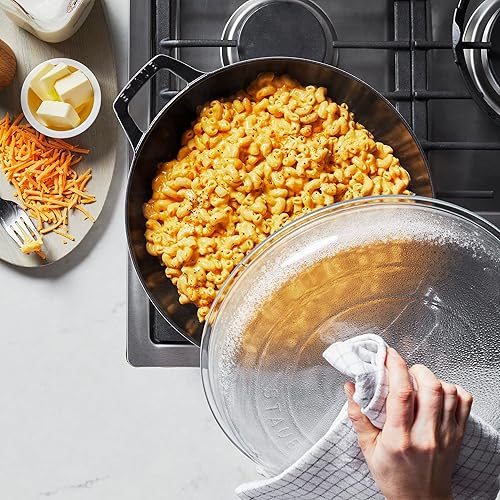 Miniatura 5 de Staub - Cazuela de hierro fundido de 3.5 cuartos con tapa de cristal