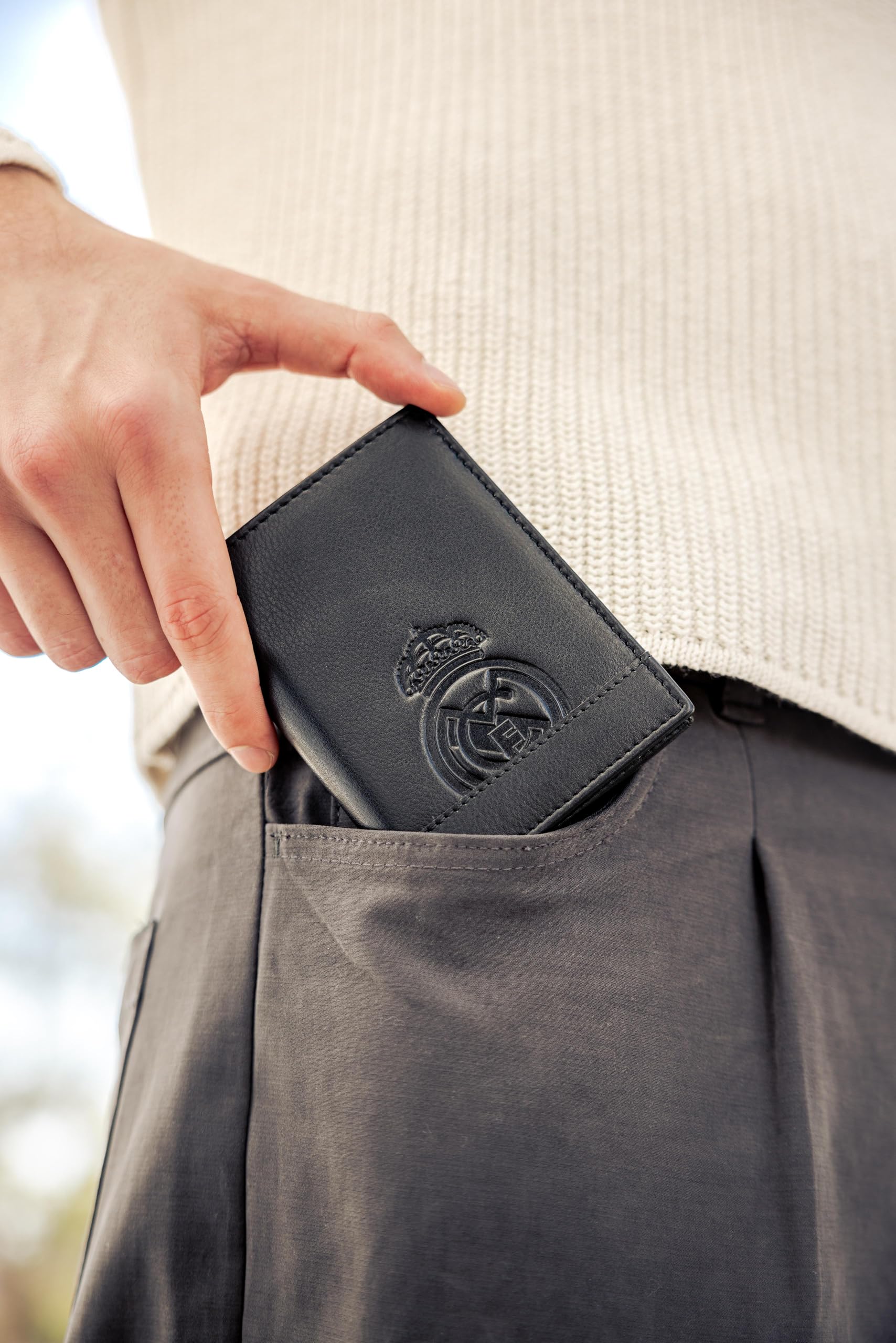 Cartera Oficial Real Madrid Piel 100% Legítima Protección RFID Escudo Club Hombre Vertical Broche Monedero Negro