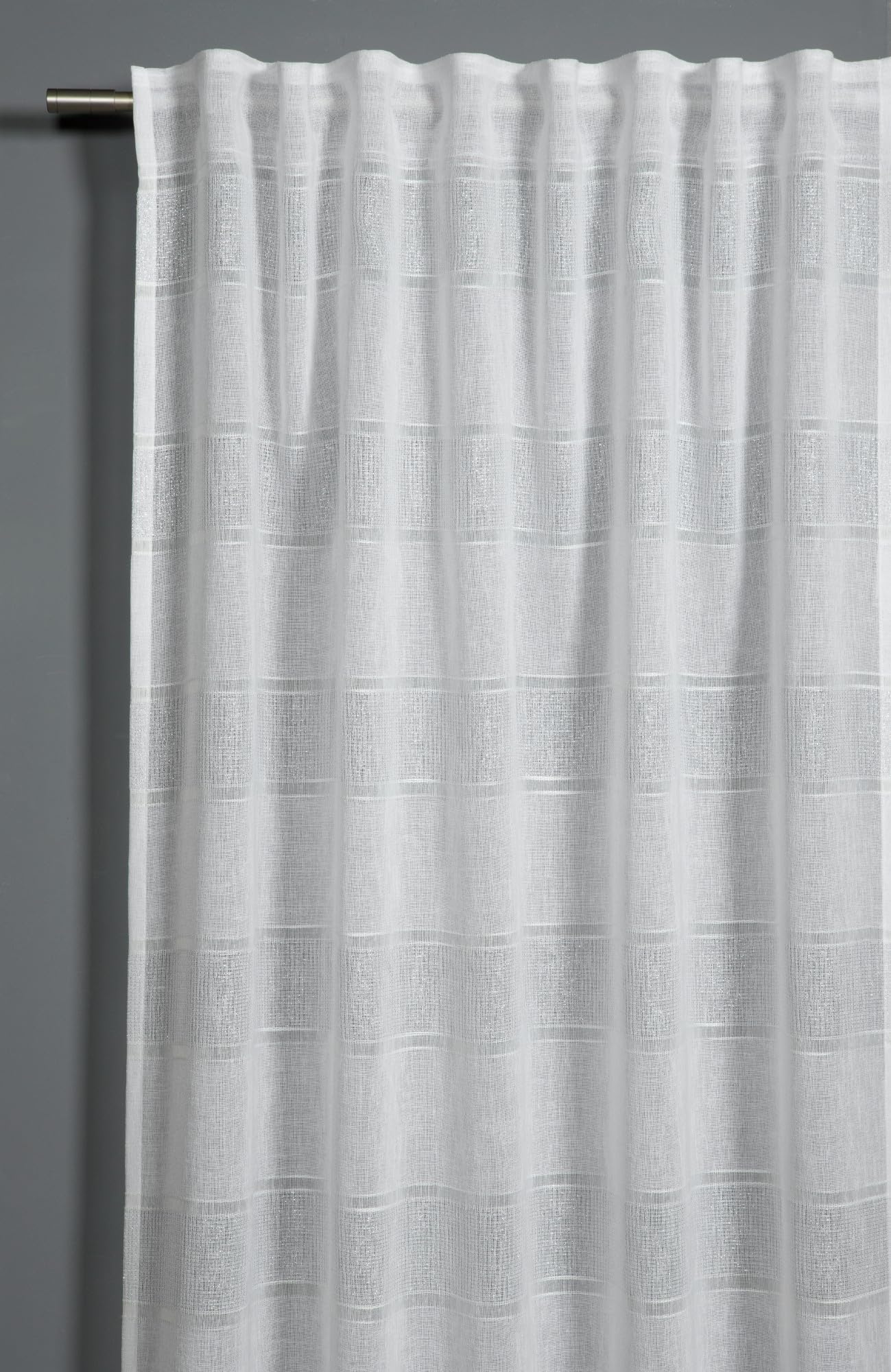 Fil à effet pour ce rideau blanc de 140x245 cm équipé d'une bande de raccourcissement