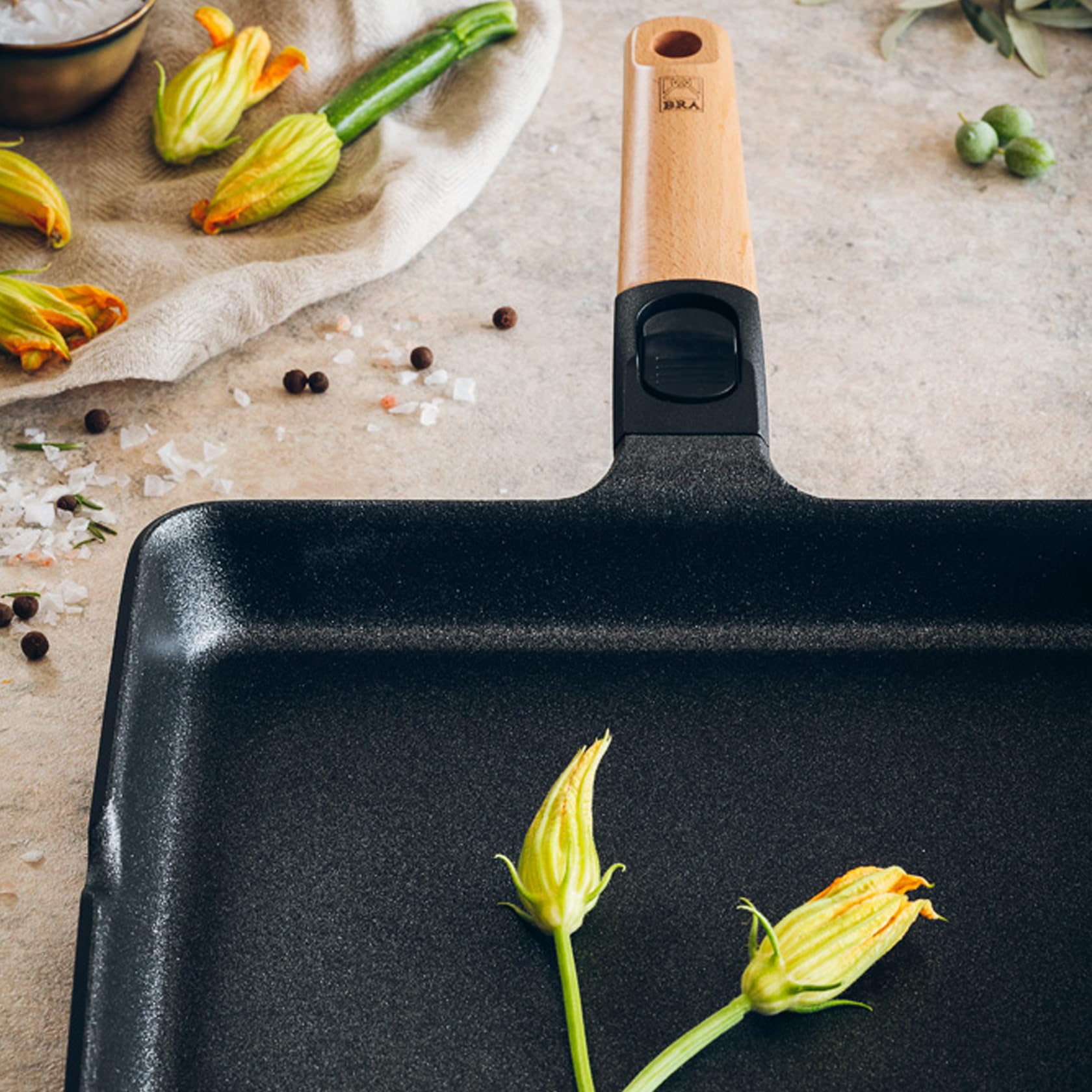 BRA Market | Grill Liso 28 cm, Aluminio Fundido con Antiadherente | Apta para todo tipo de cocinas incluida Inducción