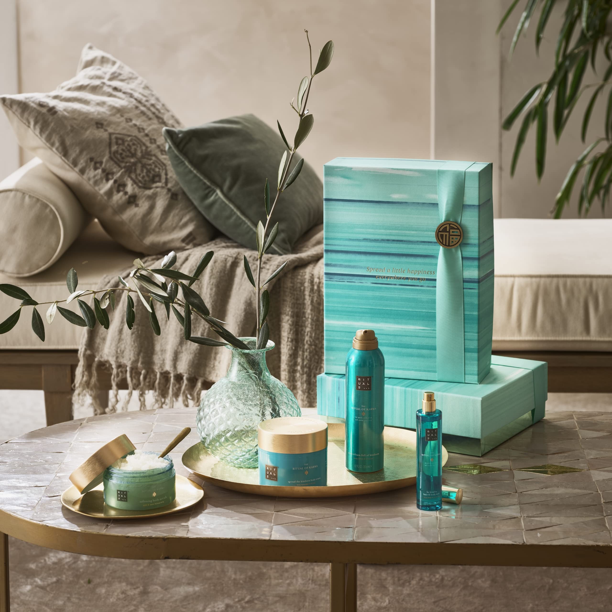 RITUALS Soothing Collection Geschenkset aus der the Ritual of Karma Serie, Set aus: Körperpeeling mit Salz, Duschschaum, Körpercreme, Haar-und Körperspray, 1108679