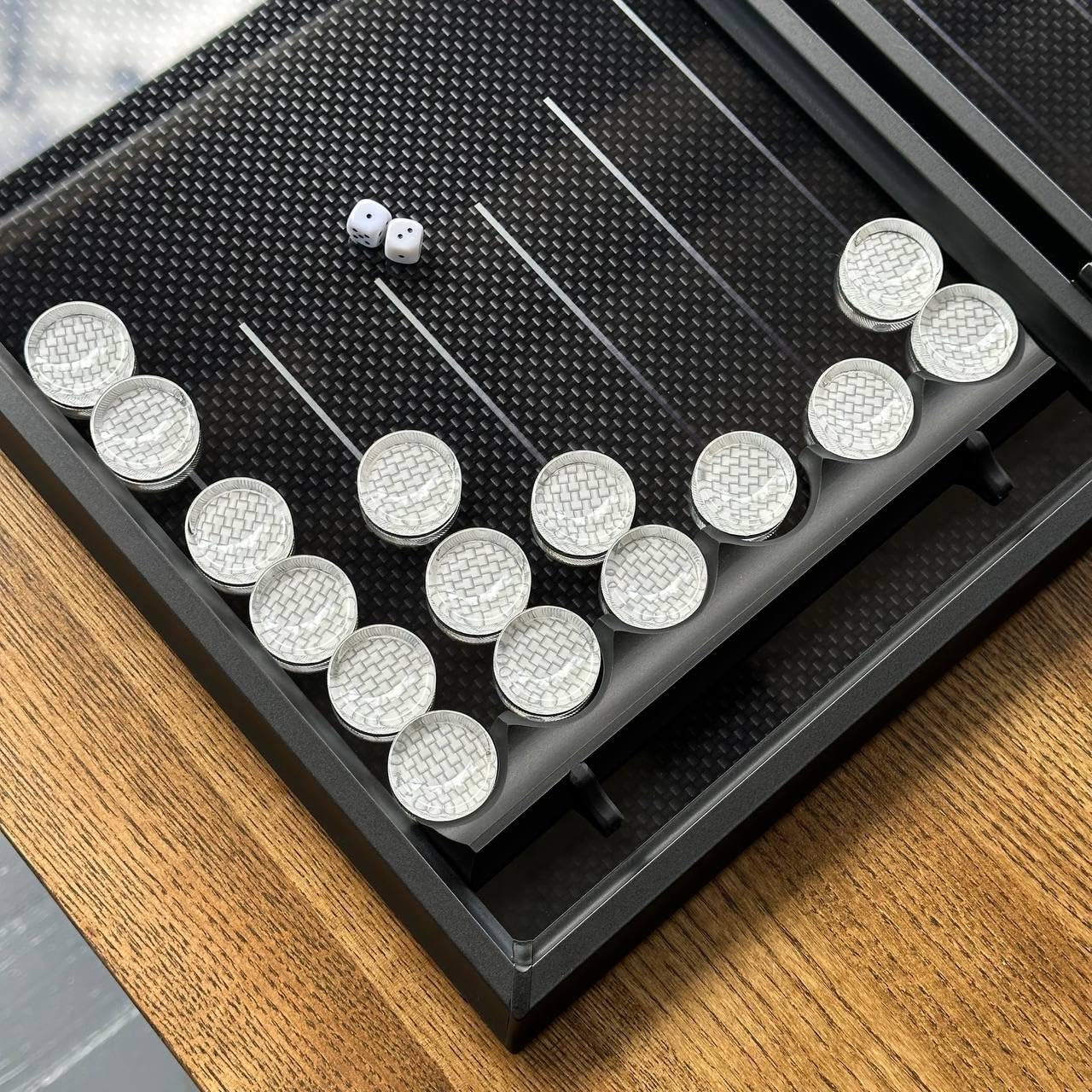 Zestaw premium do gry w backgammon z hartowanego szkła o wyglądzie karbonowym – gra planszowa z kamieniami epoksydowymi – prezent dla rodziny, przyjaciół i partnerów biznesowych