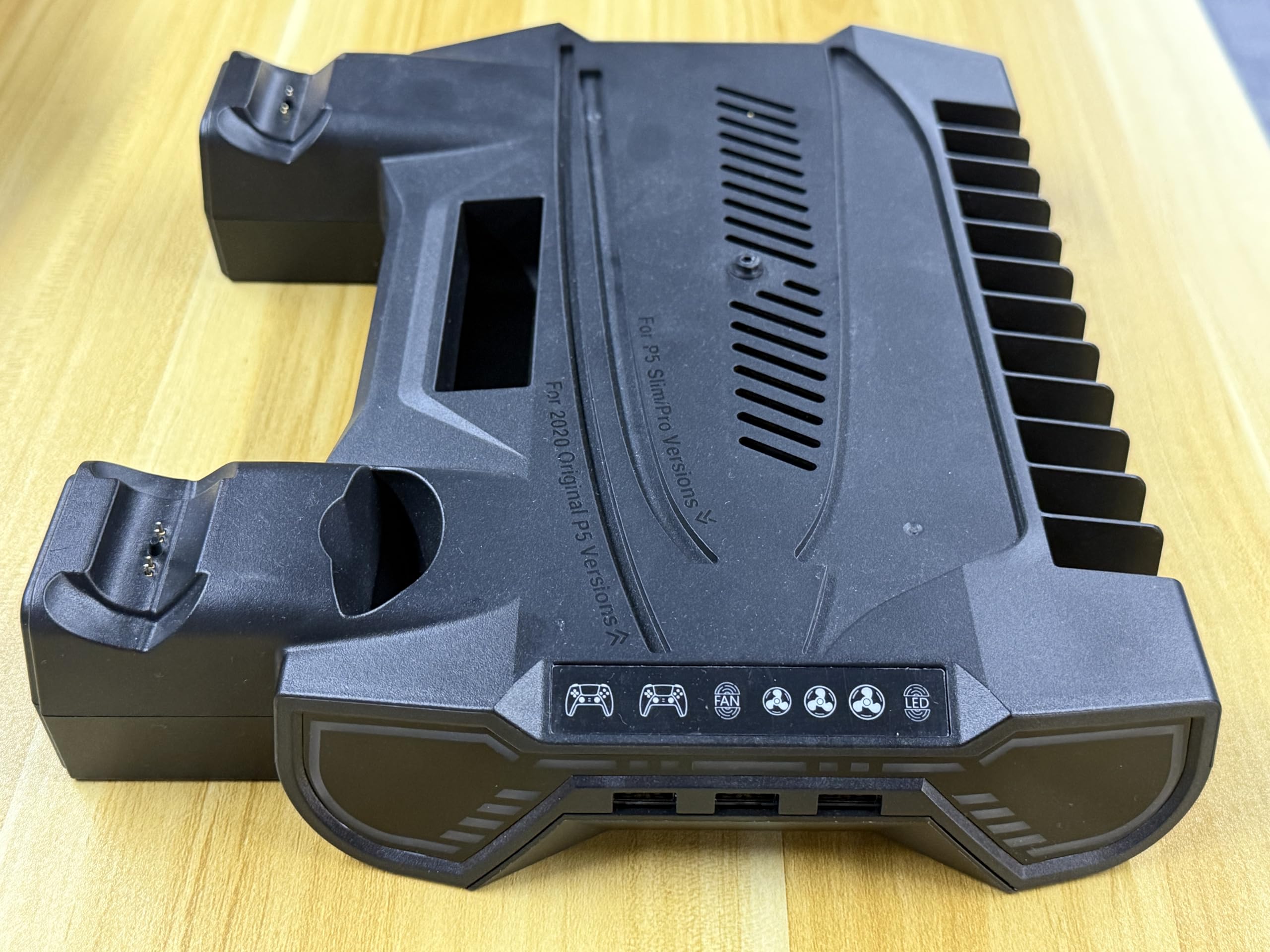 ZRZLMVP Stacja ładująca do konsoli PlayStation 5 / Slim/Pro do konsoli Disc/Digital, PlayStation akcesoria wraz z oświetleniem RGB, stacja ładująca kontroler, 3 koncentratory USB, czarna