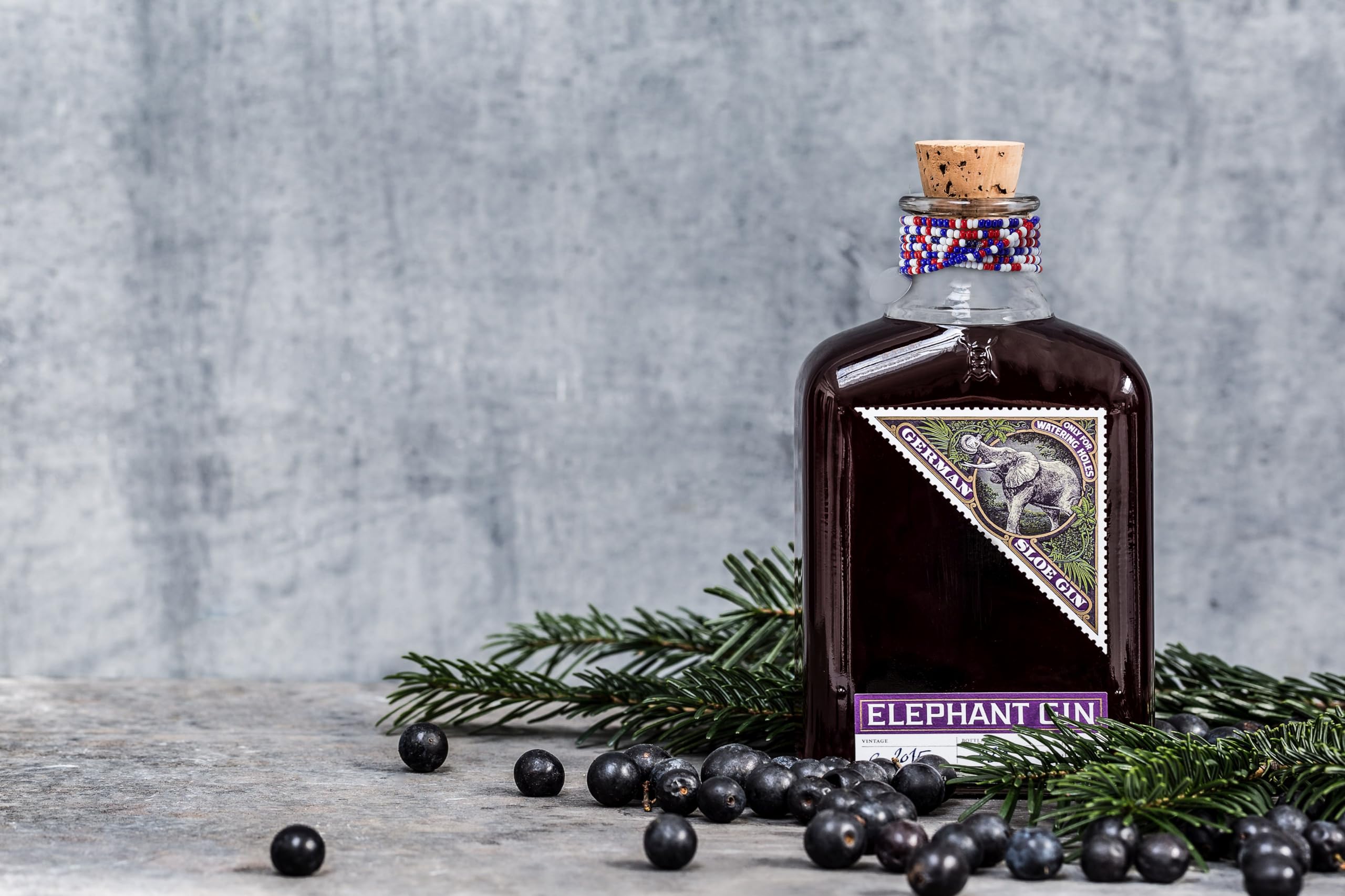 Elephant Sloe Gin mit Maasai Glasperlen - Leicht süß und feinfruchtig - Perfekt pur auf Eis, als Gin & Tonic und als Cocktail-Mixer für Negroni -35% vol., 500ml