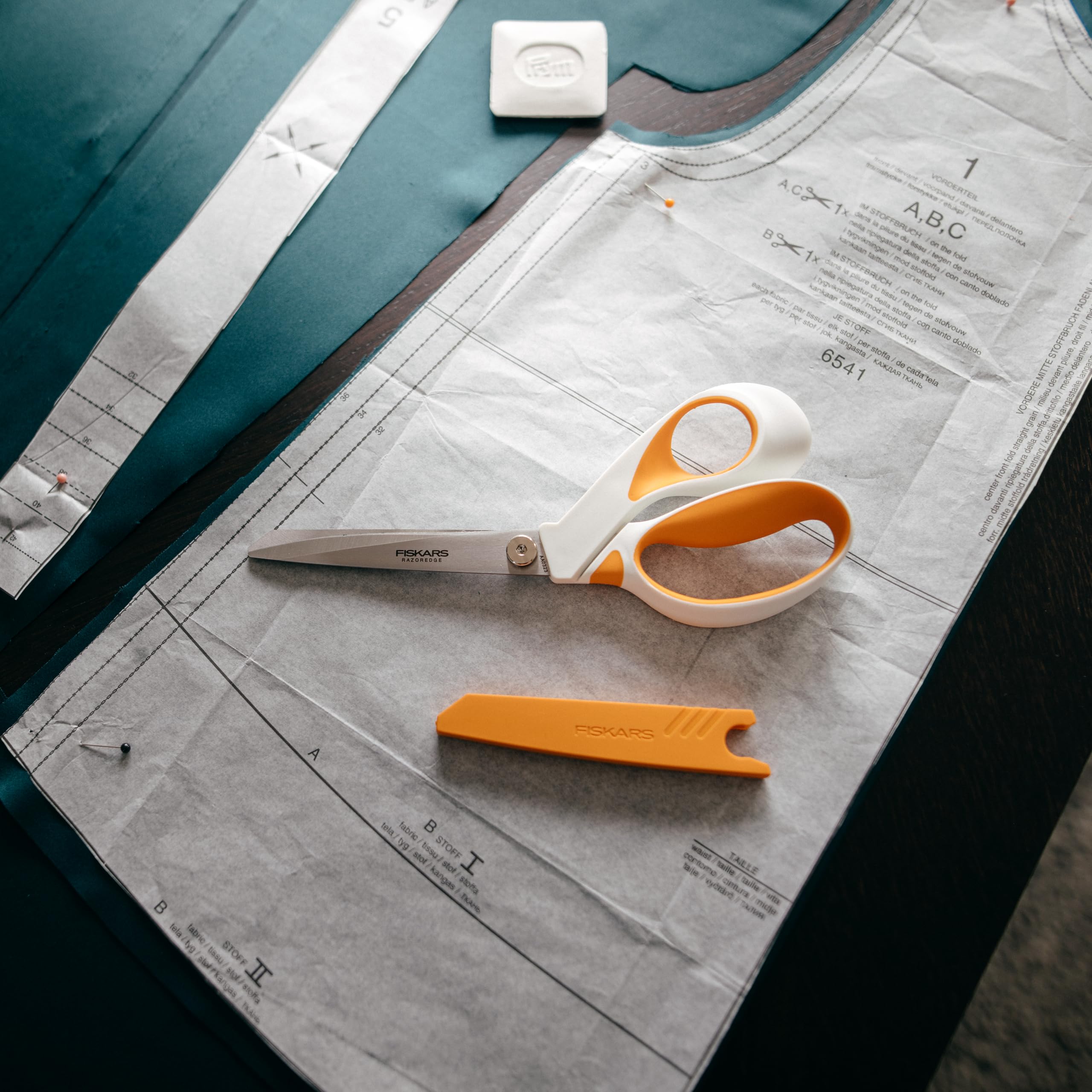 Fiskars RazorEdge Stoffschere, 22,9 cm, robuste Stoffschere mit ergonomischem SoftGrip-Griff, hochwertige Edelstahlklingen