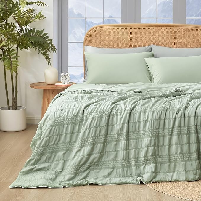 Cozy Bliss Seersucker Cooling Comforter King Size, Q-Max 0.4 Reversible Lightweight Cooling Blanket, Breathable Silk Smooth Summer Bedding Quilt for Hot Sleepers Night Sweats Sage Green