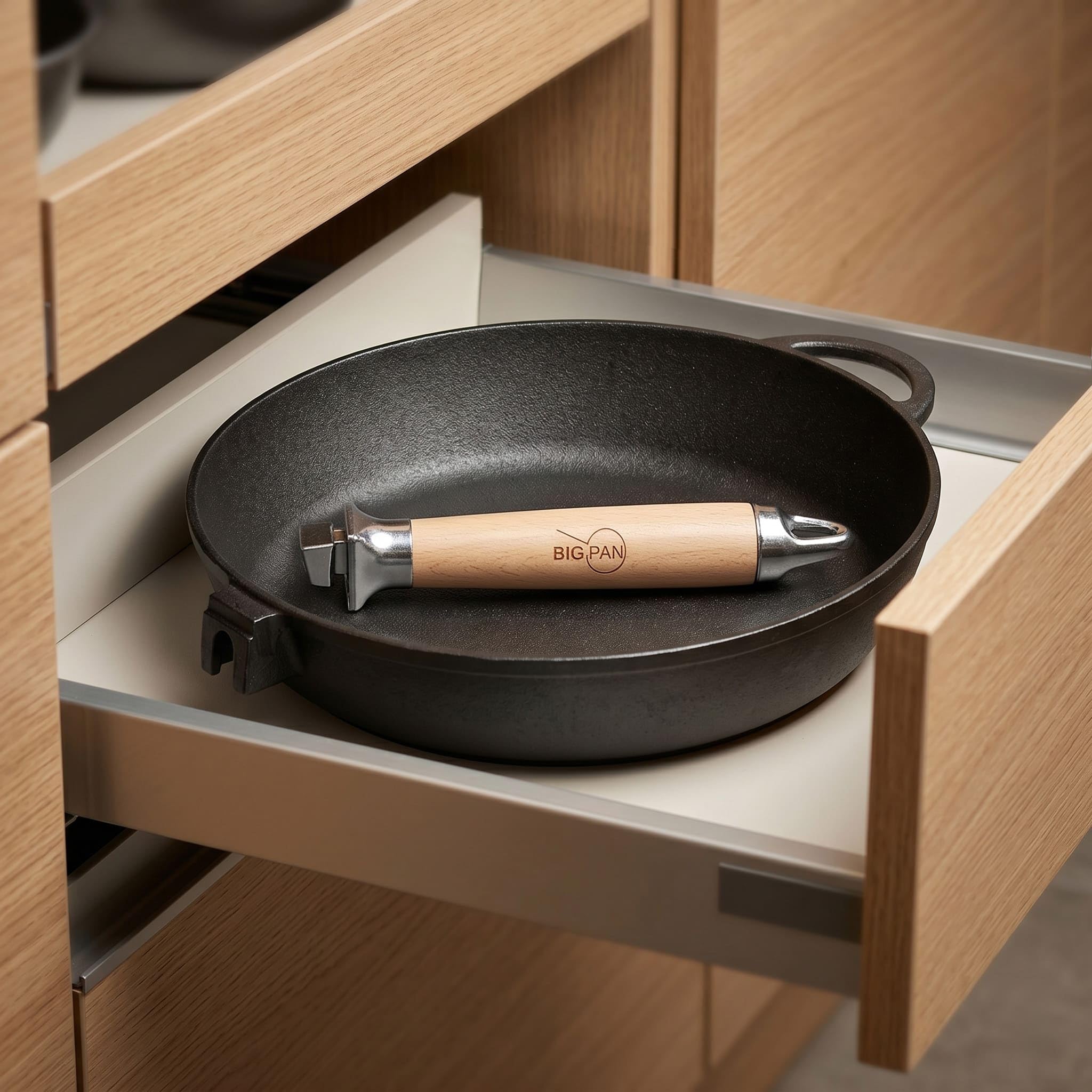 Gusseisenpfanne Ø28cm tief mit Glasdeckel abnehmbahrer Holzgriff Induktion | Hochwertige Bratpfanne aus Gusseisen unbeschichtet Eisenpfanne Eisenpfanne für alle Herdarten Grill und offenes Feuer