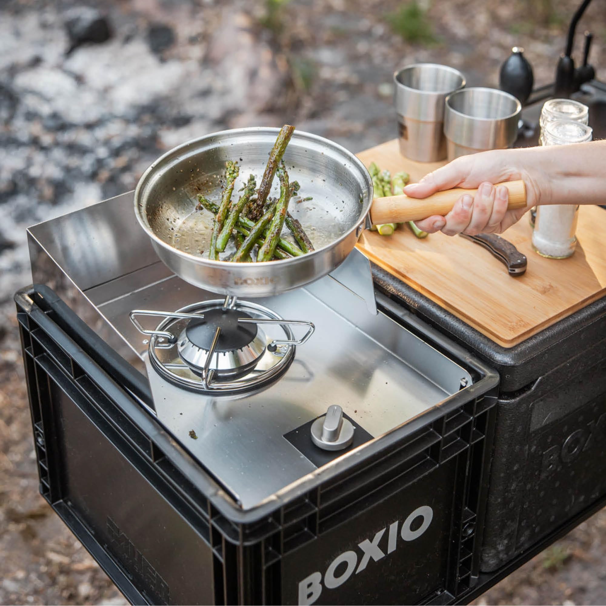 BOXIO - COOK Plus: Set di Fornello da Campeggio con Spazio di Stoccaggio, Protezione dal Vento e Set di Pentole da Campeggio, Fornello a Gas con Cartucce per Campeggio, Outdoor, Vanlife e come