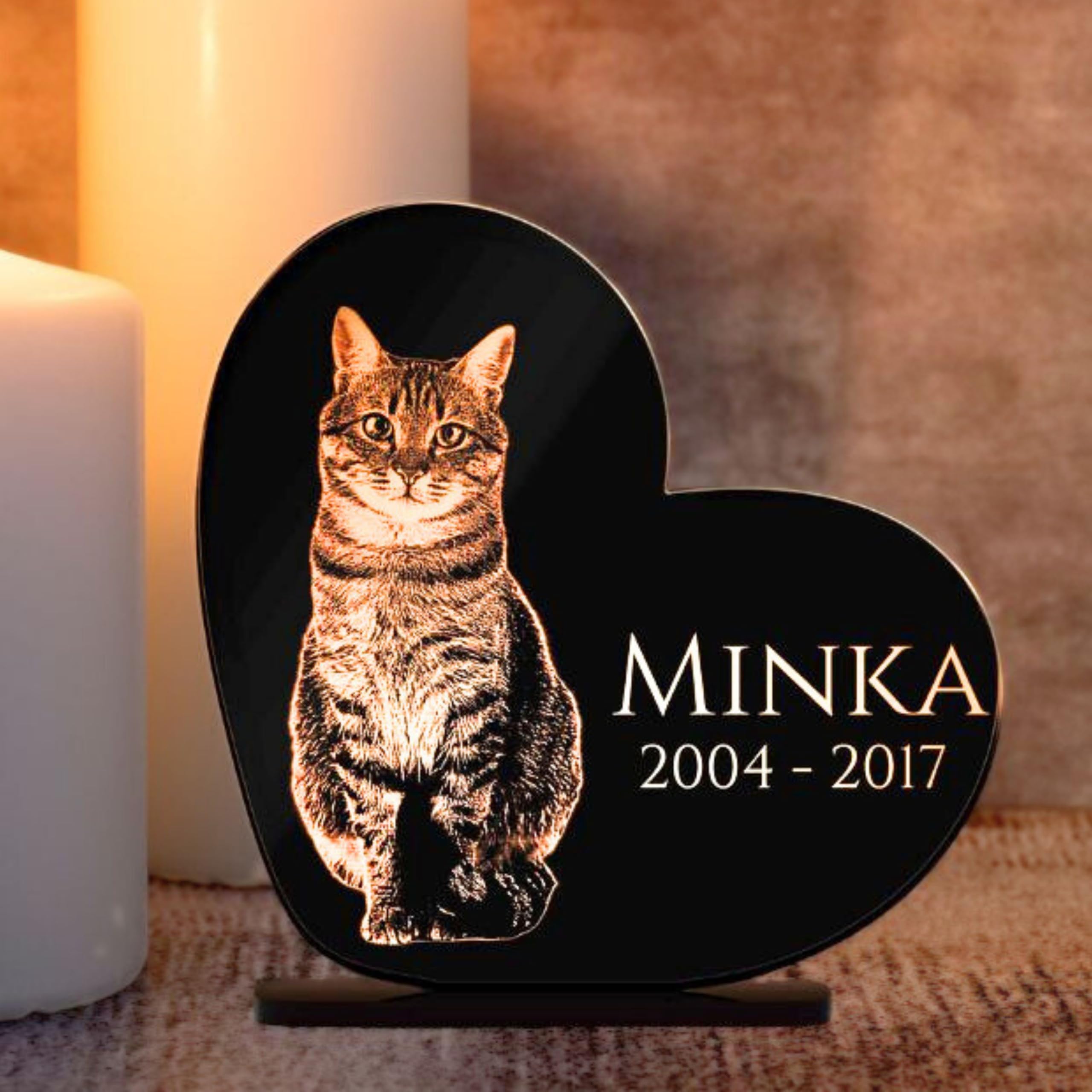 Gedenkstandbild Gedenktafel mit Gravur Fotogravur | Grabstein Katze Herz stehend in 2 Größen | Grabschmuck graviert für Katzen oder Kater - Grabplatte im Kerzenschein leuchtend