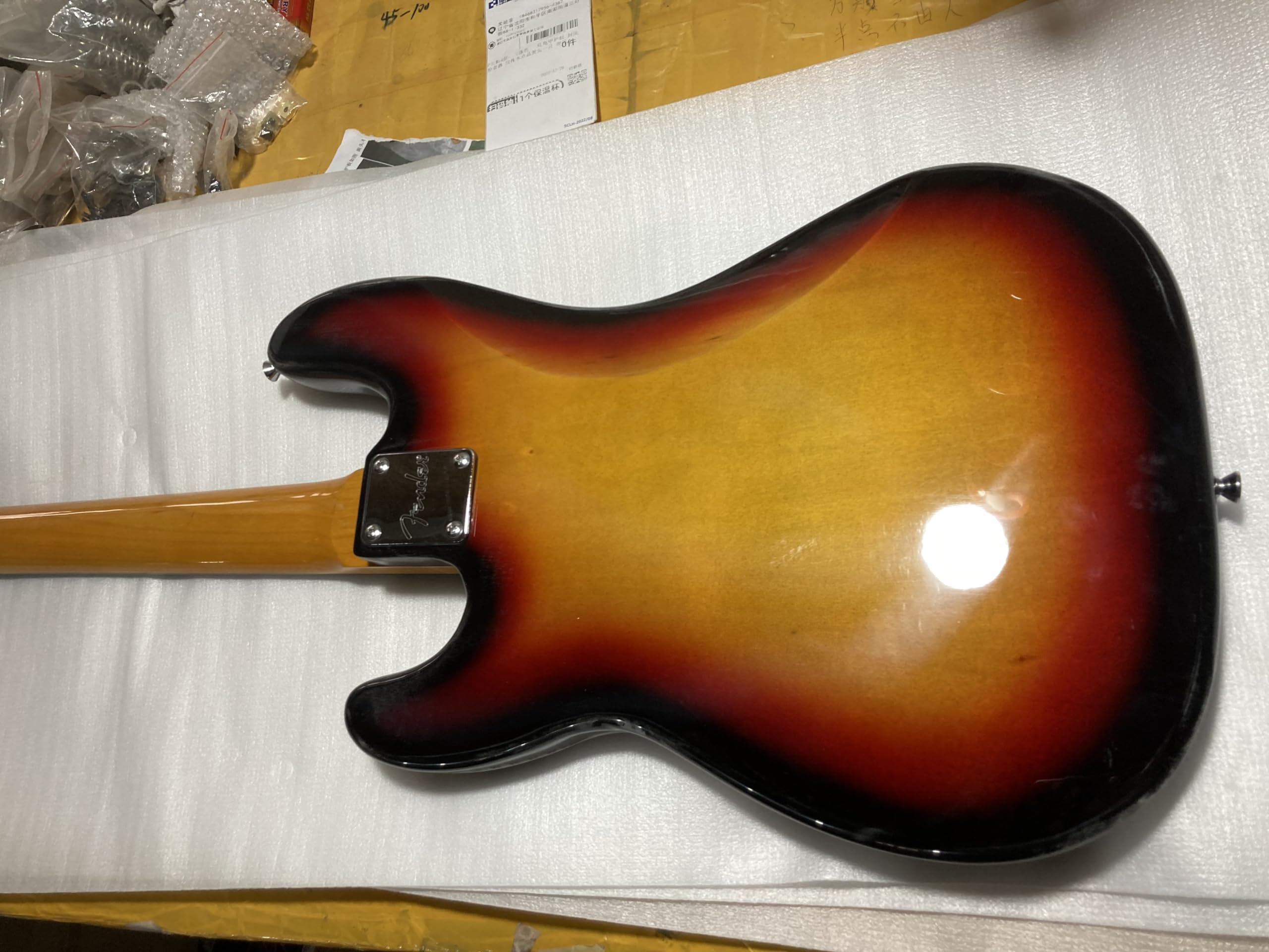 Niestandardowa 4-strunowa gitara basowa Sunburst z korpusem lipy, chromowanym osprzętem i błyszczącym wykończeniem