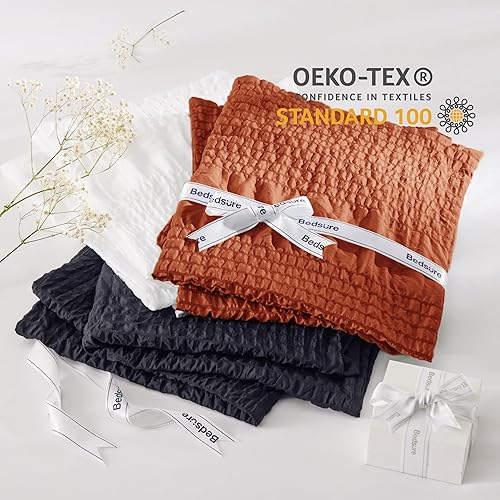 Miniatura 7 de Bedsure Juego de cama King en una bolsa, juego de edredón tamaño King de 7 piezas, juego de ropa de cama de sirsaca a rayas, edredón suave y ligero