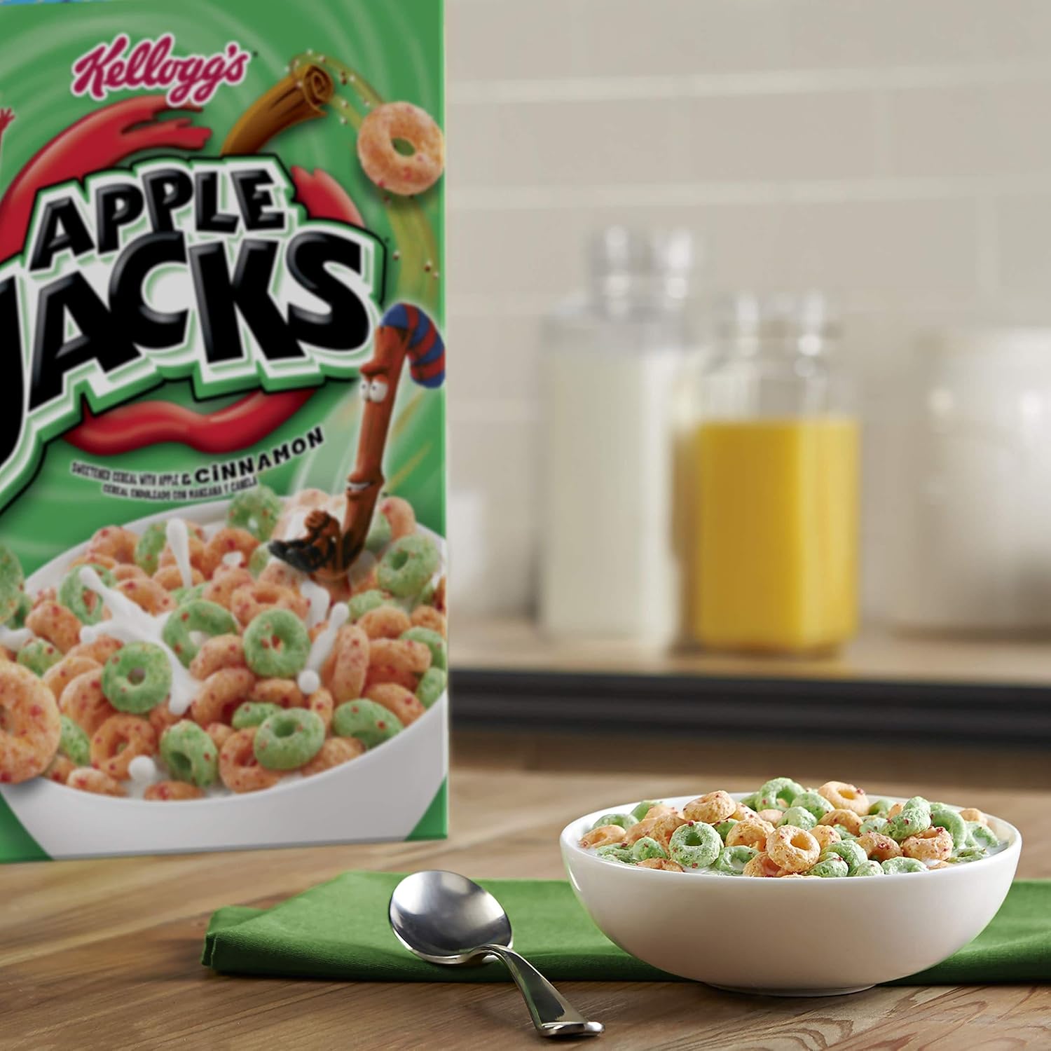 Kellogg's Apple Jacks, Breakfast Cereal, Original, Good Source of 8 Vitamins and Minerals, Giant Size, 26oz Box