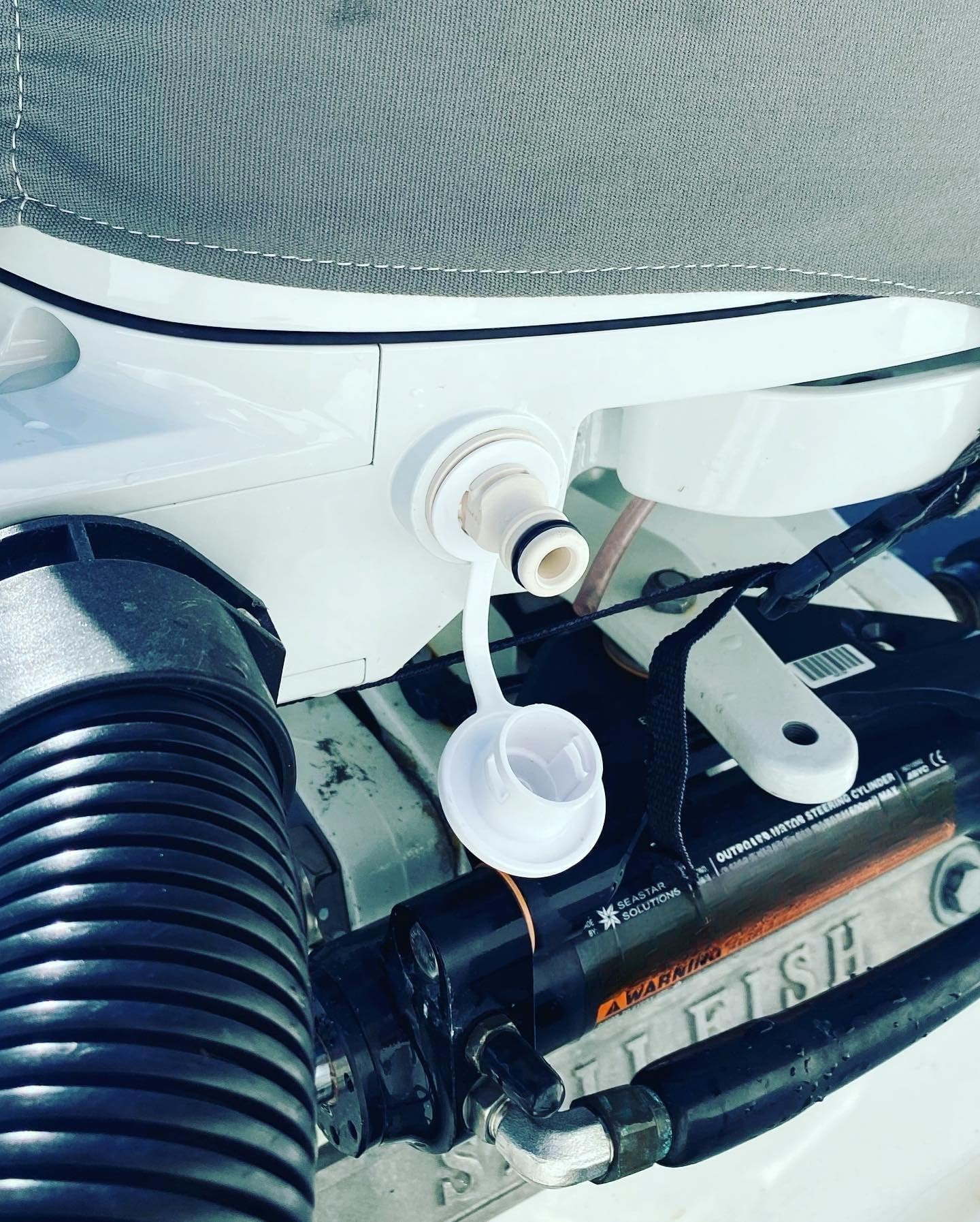 Kit de descarga de conexión rápida fuera de borda para motores de barco Mercury, Suzuki, Yamaha y Honda, adaptador de descarga marina con junta de carenado y conexión rápida material de nailon relleno