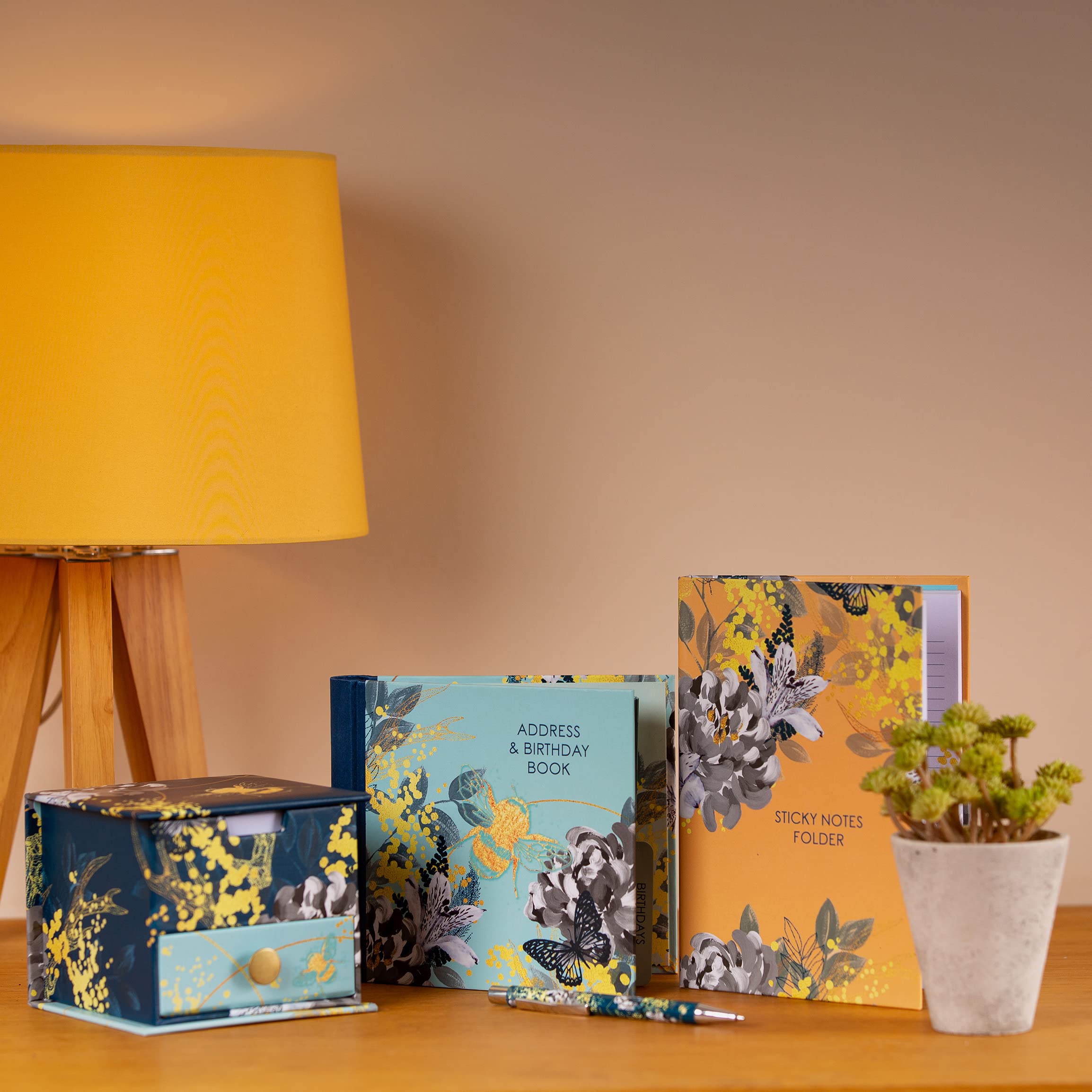 Gifted Stationery Carnet d'adresses et d'anniversaire pour tous vos contacts. Reliure à spirale recouverte de tissu pour garder une trace des noms, e-mail, anniversaires et plus encore 200 pages