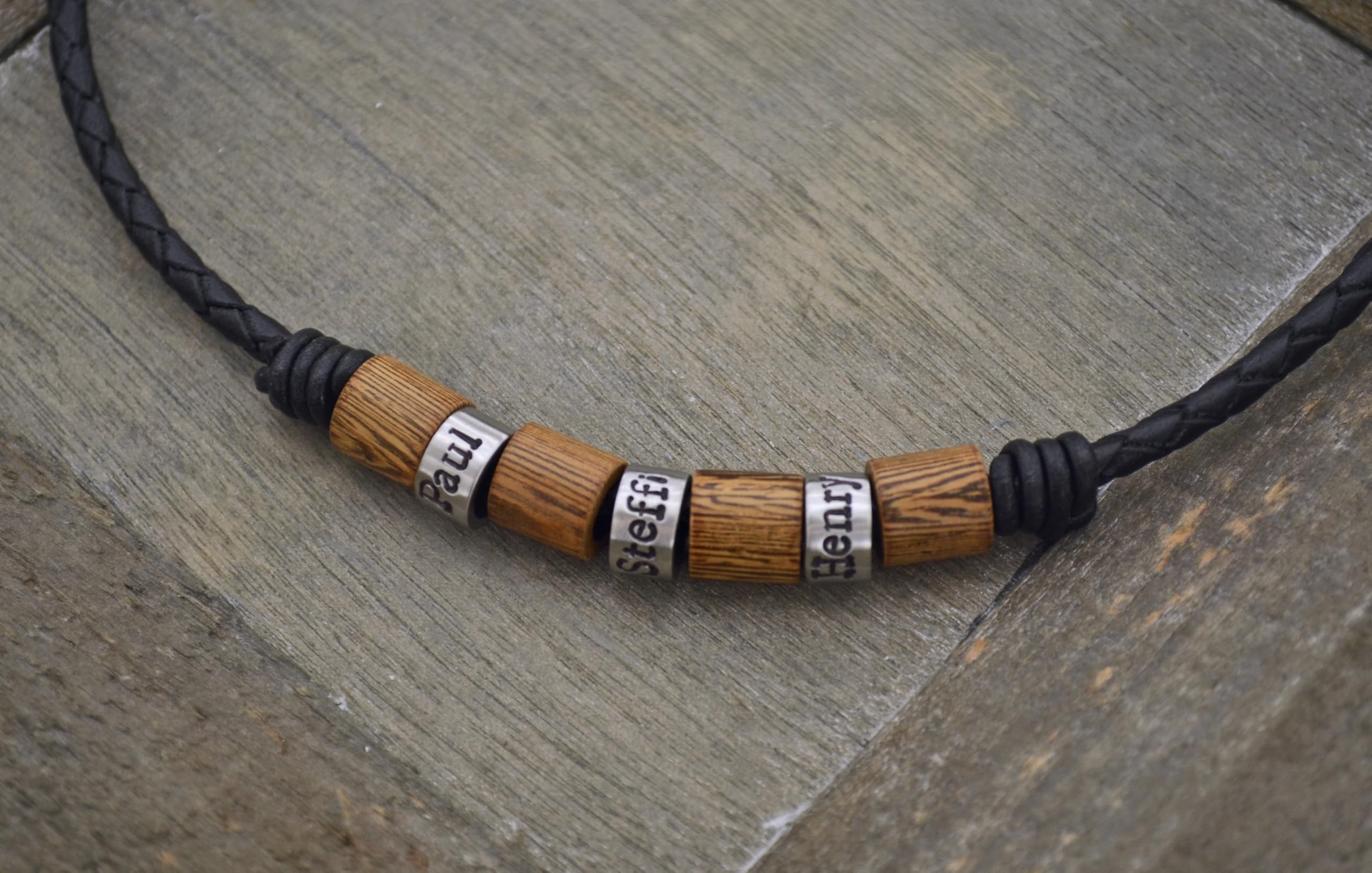 Personalisierte lederkette herren mit gravur namen kette aus leder mit 3 anhängern individuell wählbar geschenk für männer mit holzperlen und edelstahl elementen