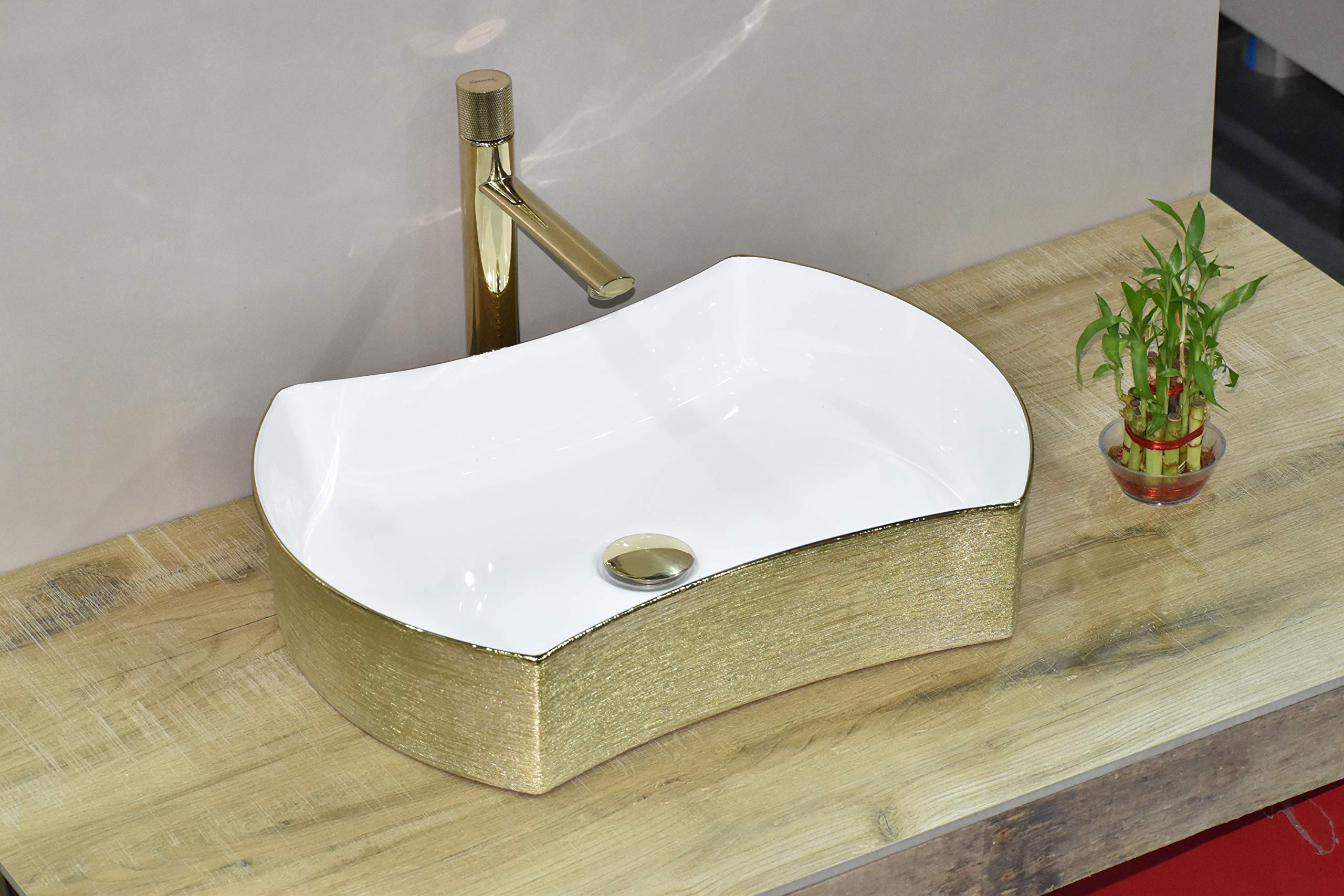 Vasque à poser céramique InArt blanc et or pour une salle de bain de luxe