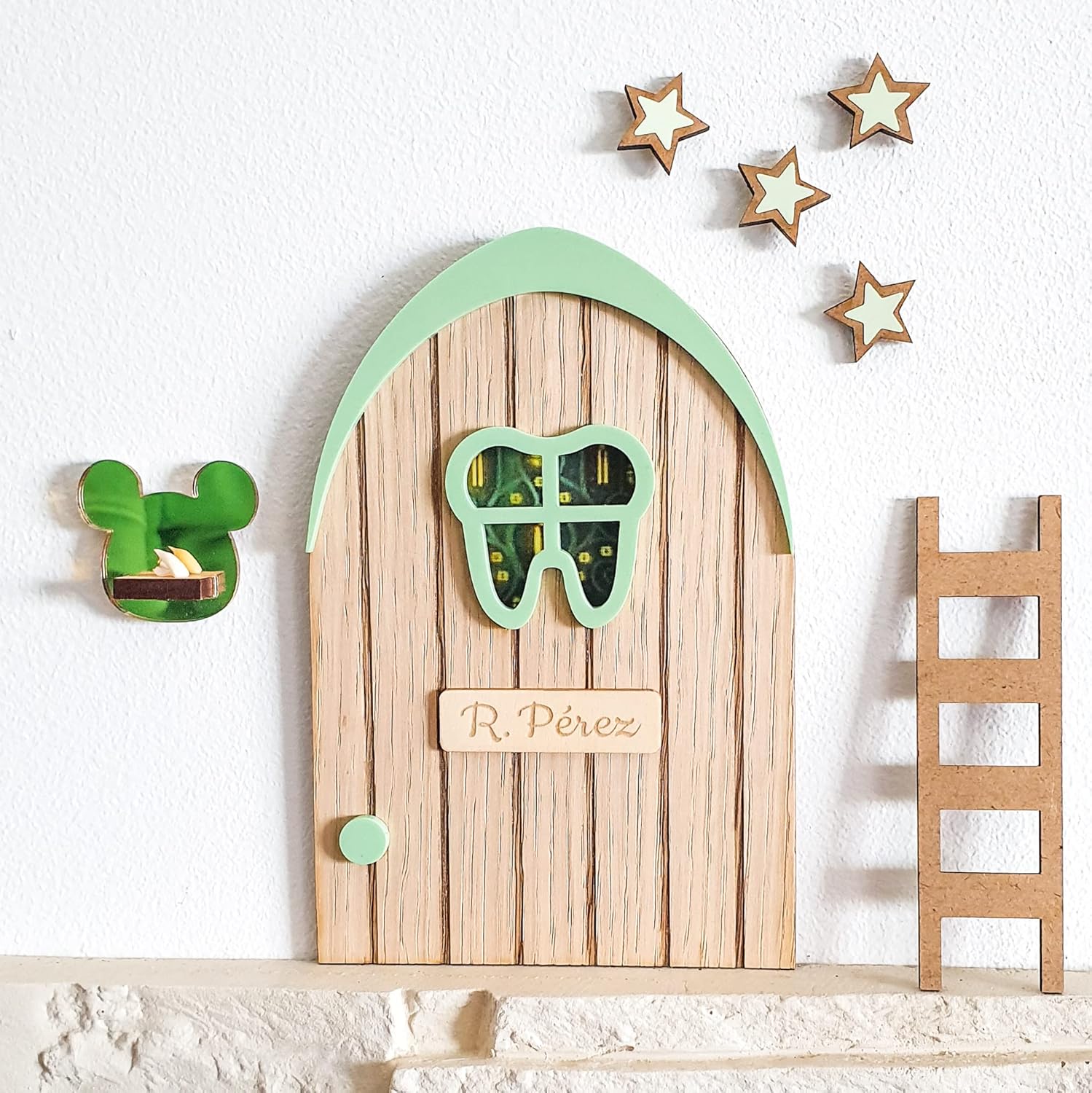 7GANSOS NUEVA PUERTA DEL RATONCITO PEREZ MINT de madera, con repisa en forma de ratón para dejar el diente, escalera y estrellas que se iluminan en la oscuridad. NO SE ABRE