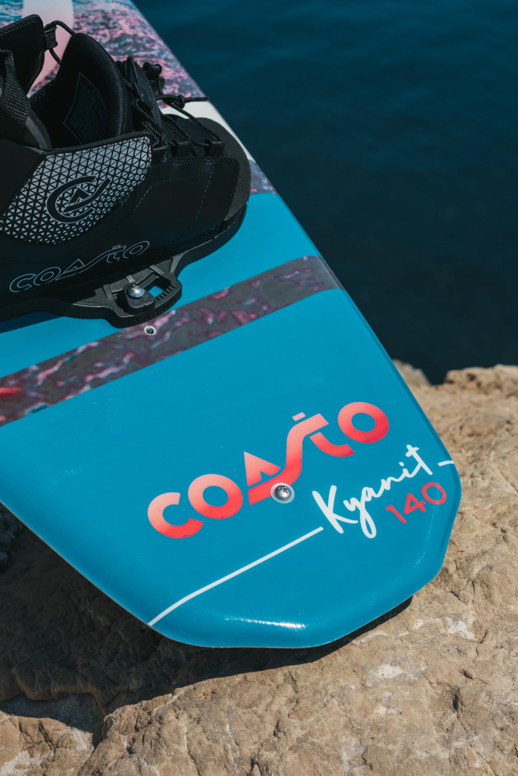 Coasto Wakeboard Kyanit 140 PB-CWKBKYANIT Planche Légère Confortable Pratique pour Tous Les Riders Tout Niveau Chausses Comprises Charge Max 90 kg 140 cm