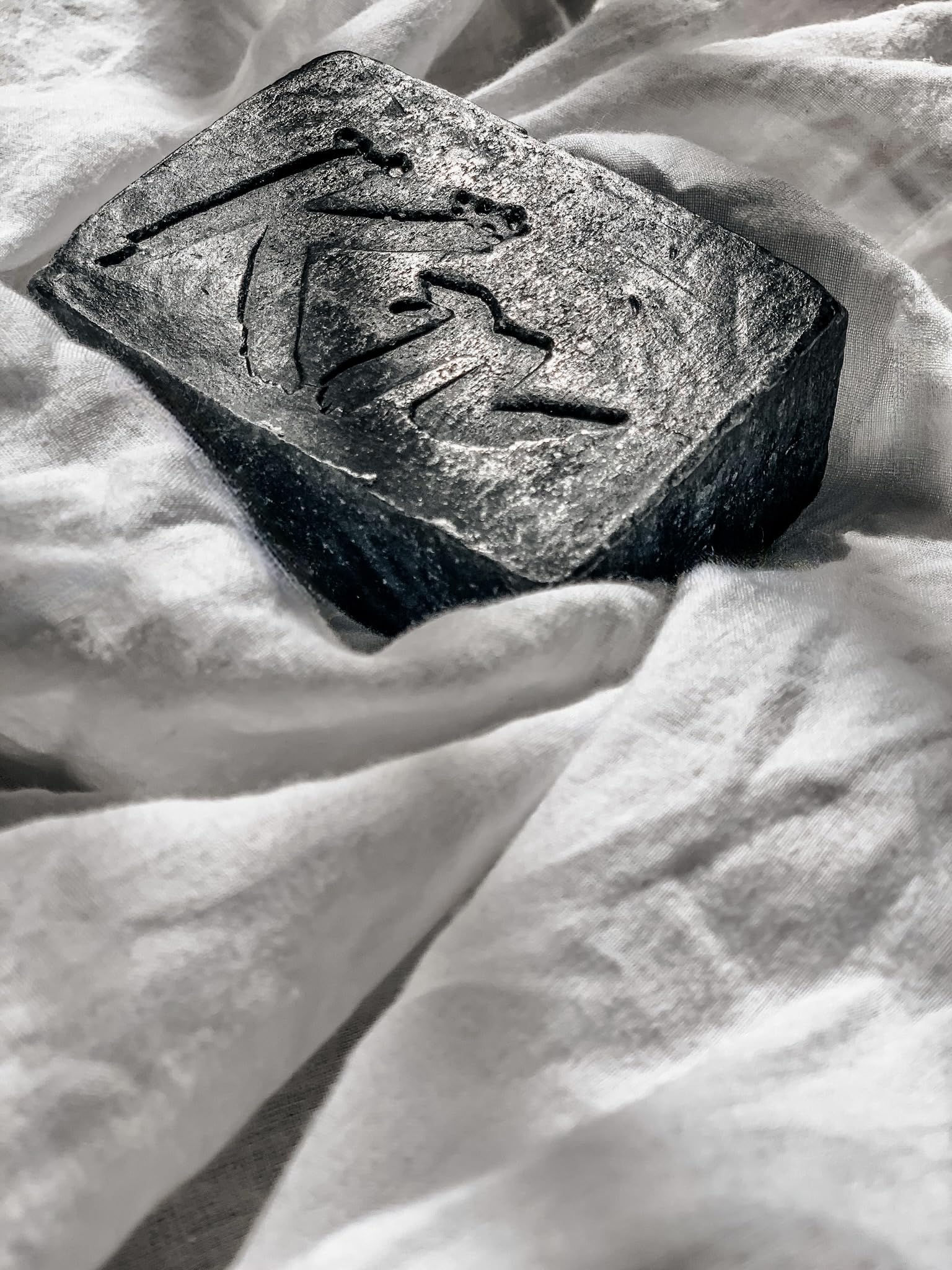 Schwarze Seife von Karbonoir, mit Aktivkohle aus Kokosnussschalen, ohne Palmöl, effektiv bei Akne, Mitesser und anderen Hautproblemen, für alle Hauttypen - 100g (Packung mit 4)