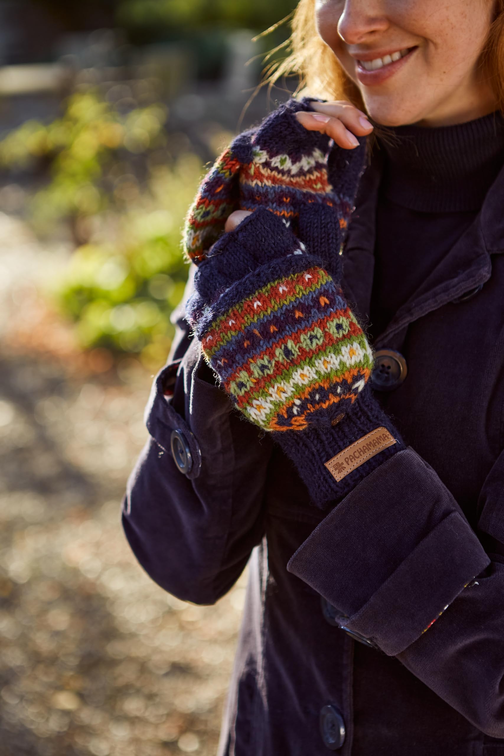 Pachamama Damen Wollmütze mit Bommelmütze und fingerlosen Handschuhen, 2 Stück, Geschenkbeutel-Set, mit Fleece gefüttert, handgestrickt, meliert, gestreift, blau, mehrfarbig, Einheitsgröße