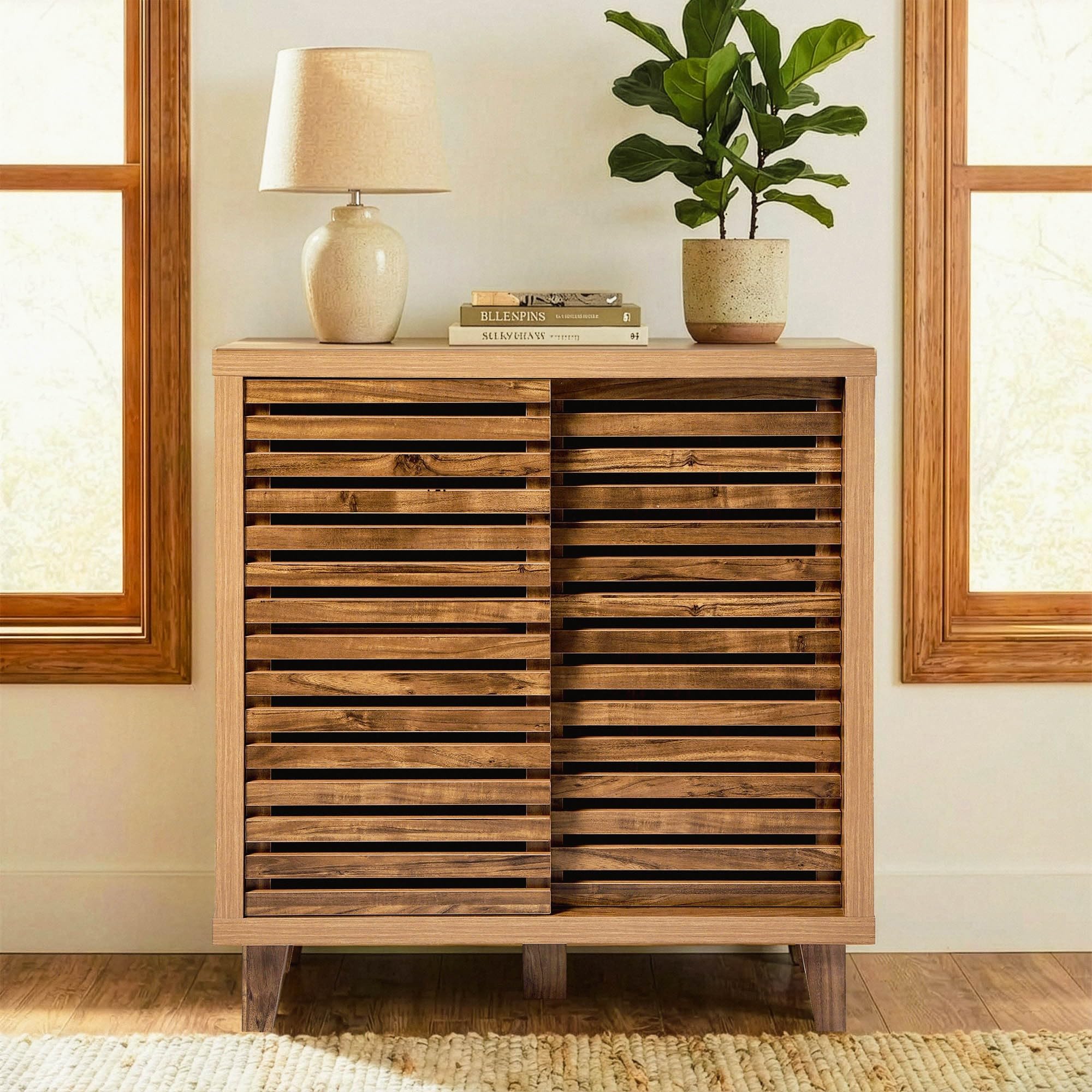Calicosy Aparador Liam 2 puertas correderas con hojas caladas, decoración de madera | Mueble de almacenamiento, para sala de estar, dormitorio, entrada, 80 x 29 x 88,5 cm
