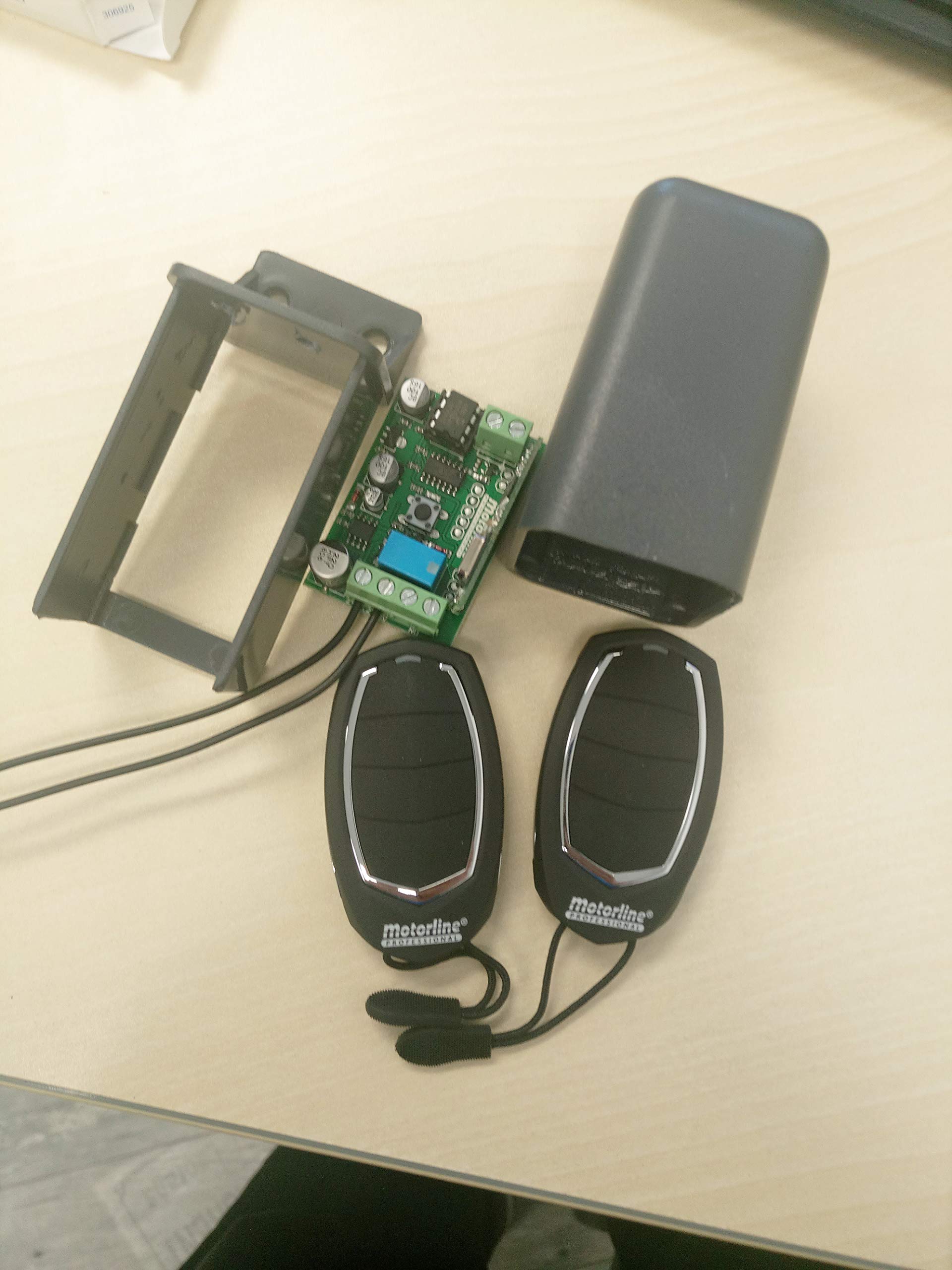 Récepteur universel professionnel Motorline multifréquence MR17 avec deux télécommandes originales PORTON VOITURE