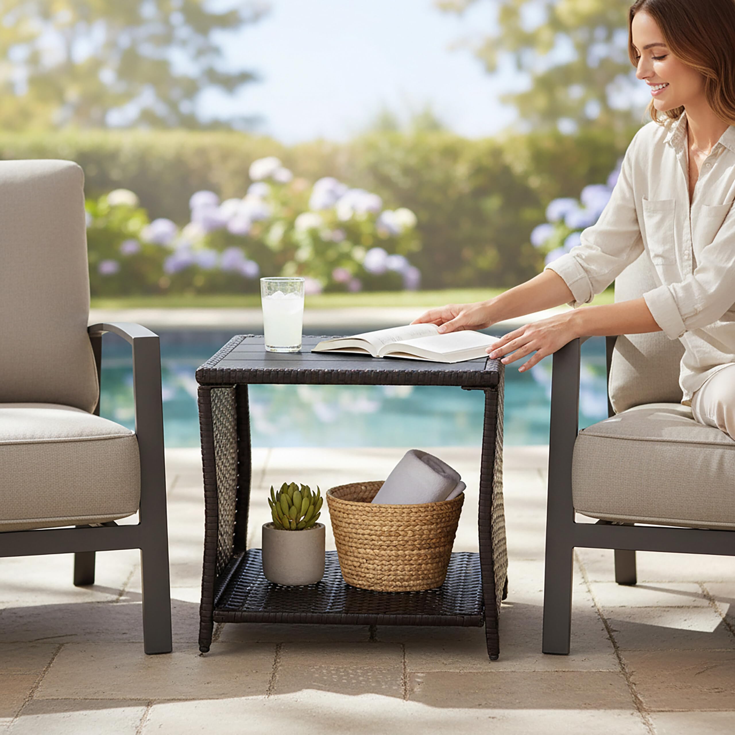 Relaxdays Table de Balcon carrée, H x L x P 40 x 45 x 45 cm, polyrotin/WPC/Acier, Marron, pour extérieur