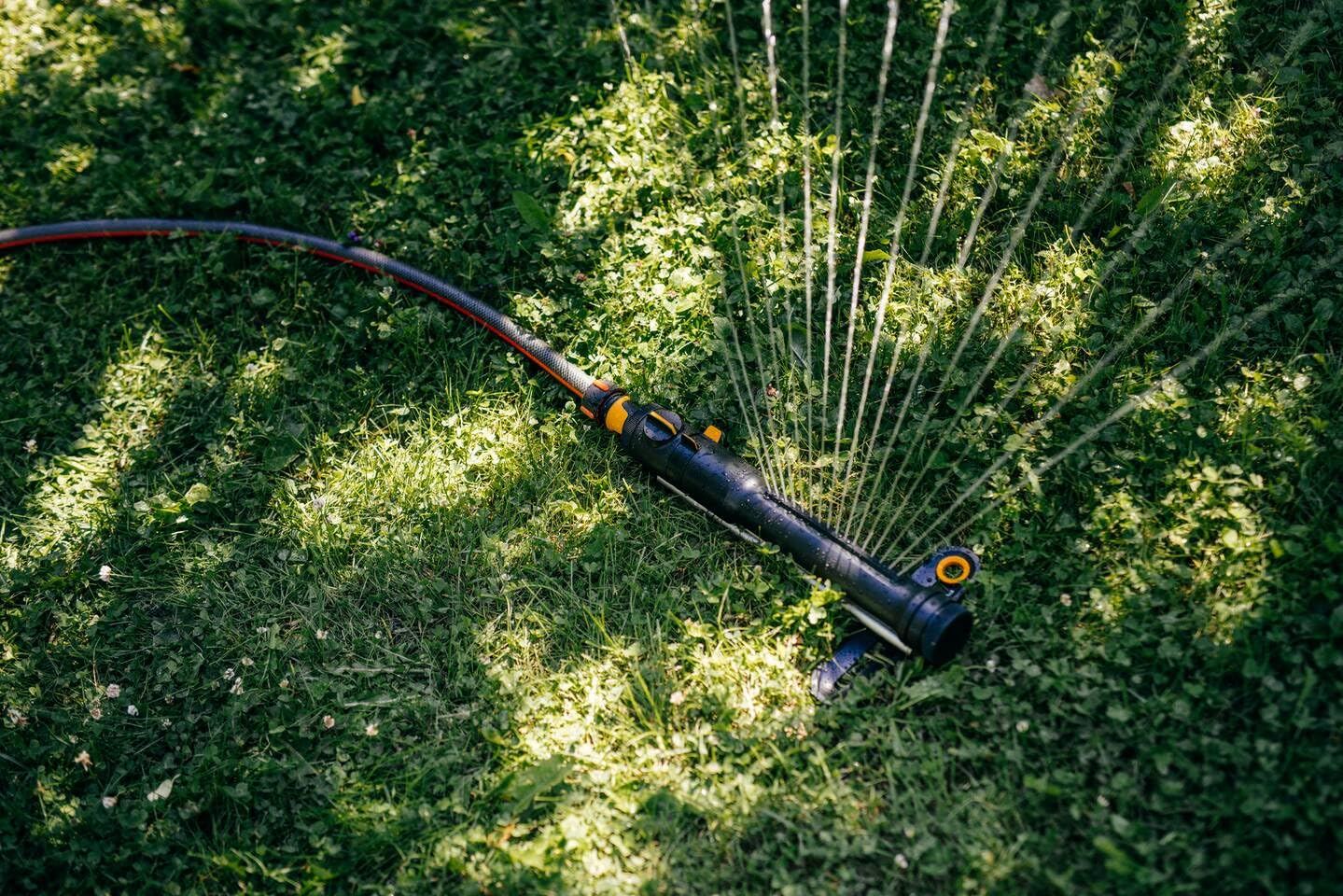 Fiskars Tubo da Giardino M-L, Serie X, Tubo per Sistemi di Irrigazione | 19 mm (3/4"), Lunghezza: 25 m, Attacco Universale, Protetto dai Raggi UV e dal Gelo, Resistente alla Torsione, Rosso, 1076047