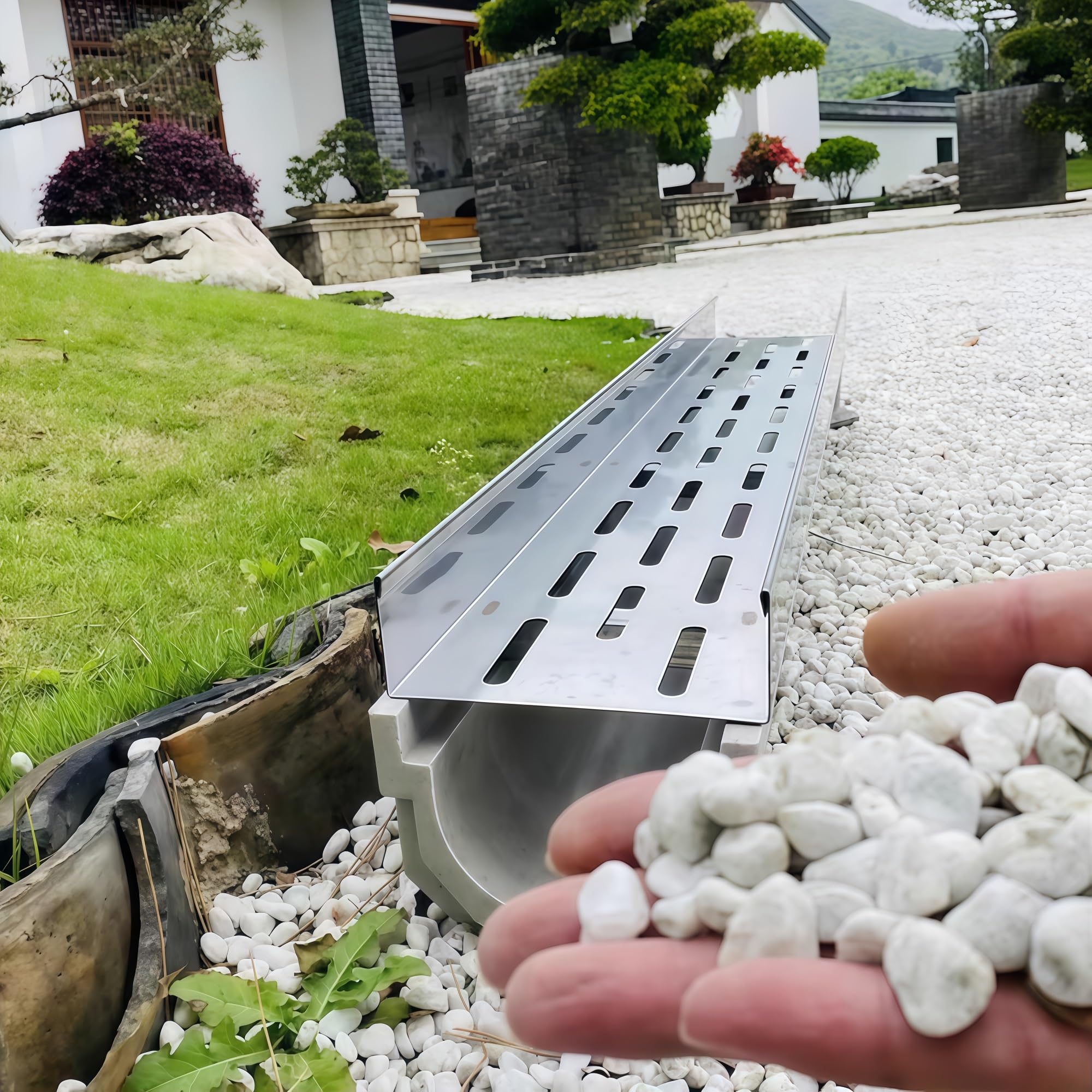 Système d'évacuation pour fossé avec grilles pour patios et jardins