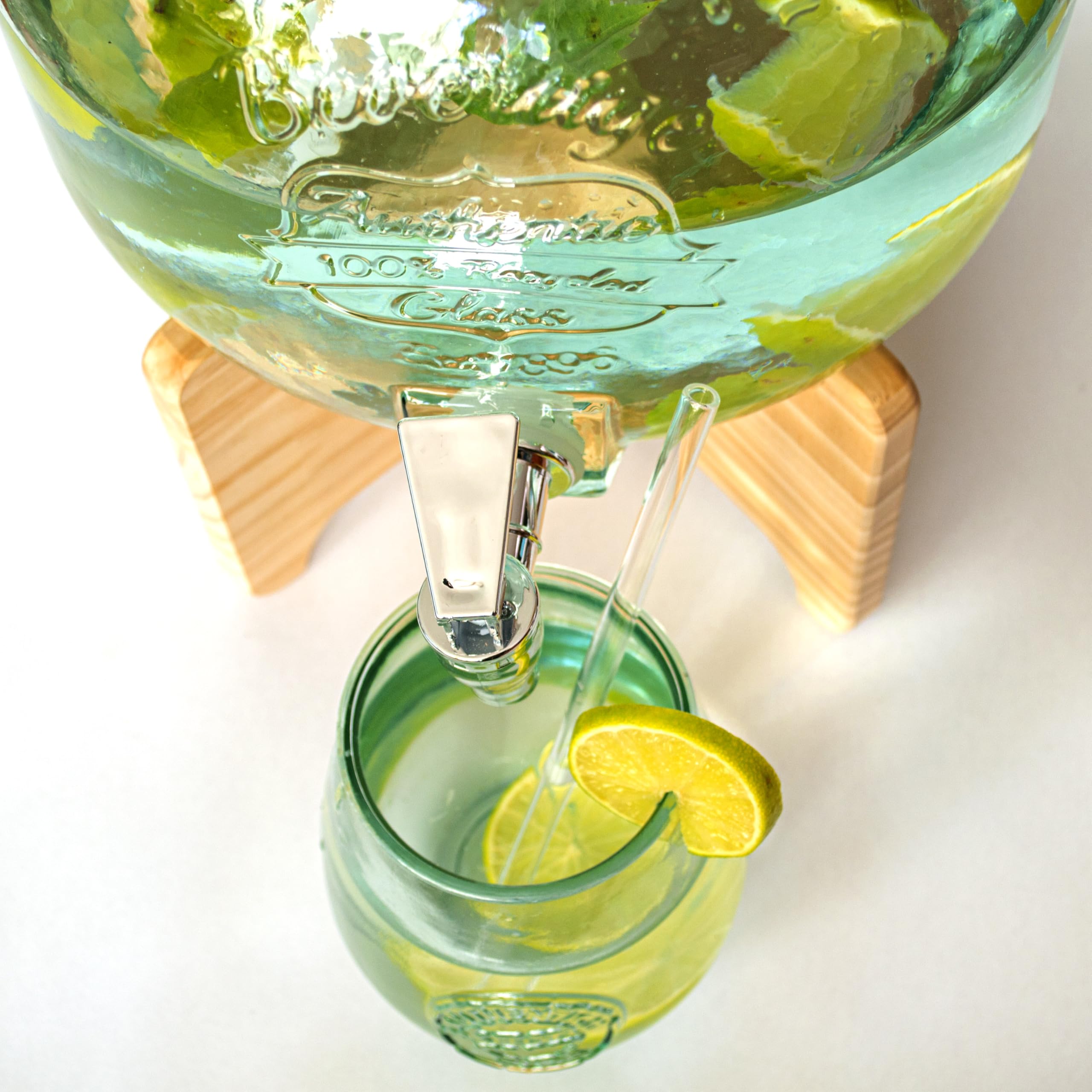 Dispensador de bebidas con soporte, vasos y pajitas. Jarra agua cristal 100% reciclado con grifo. Recipiente de vidrio reciclado, base de madera y vasos+pajitas. Mojito vino sangria (6 LITROS)