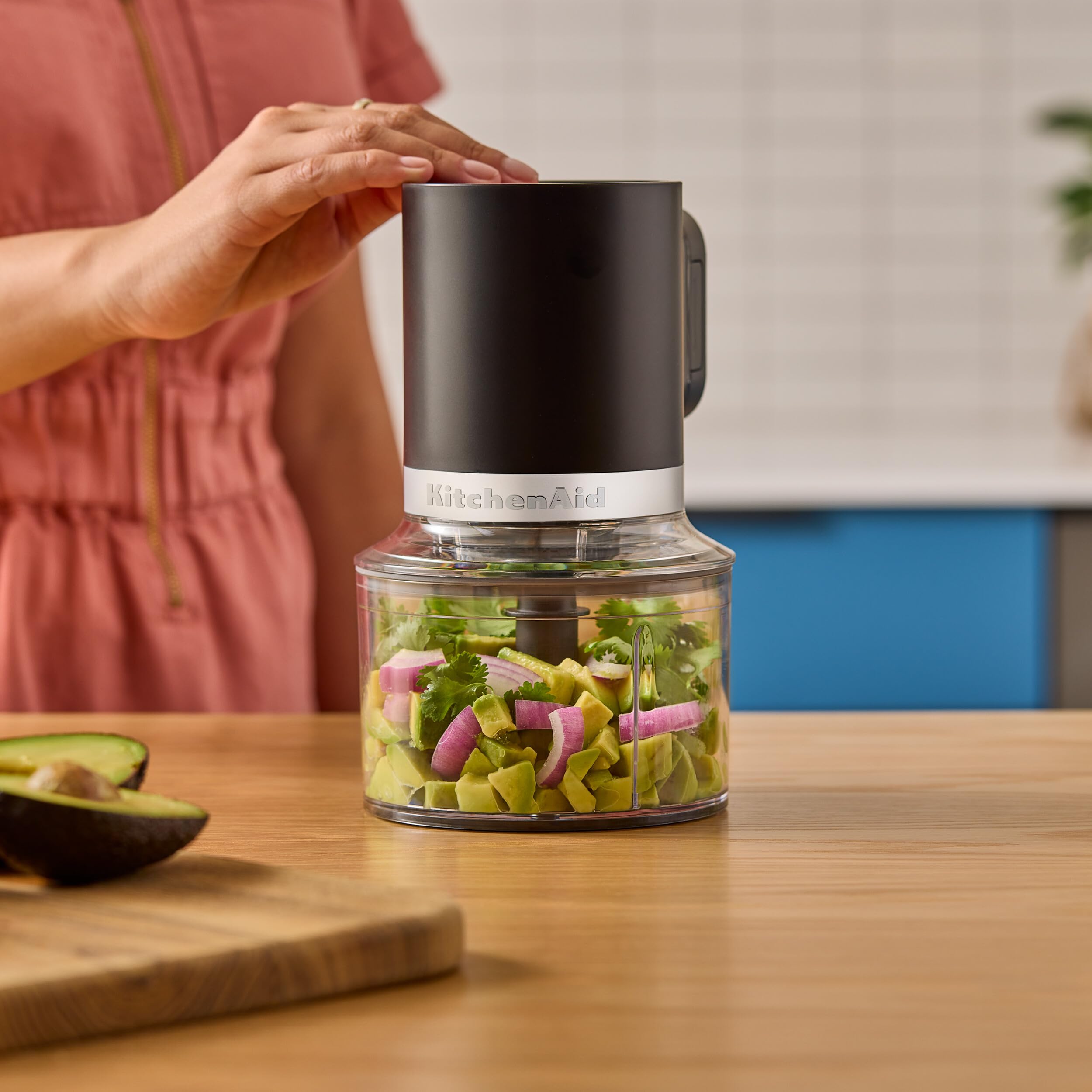 KitchenAid Go Kabelloser Zerkleinerer, 0,83L / 3,5 Cups, Hacken, Mixen & Pürieren, BPA-freier Behälter mit Vorratdeckel, spülmaschinenfest, Akku & Ladegerät separat, Mattschwarz