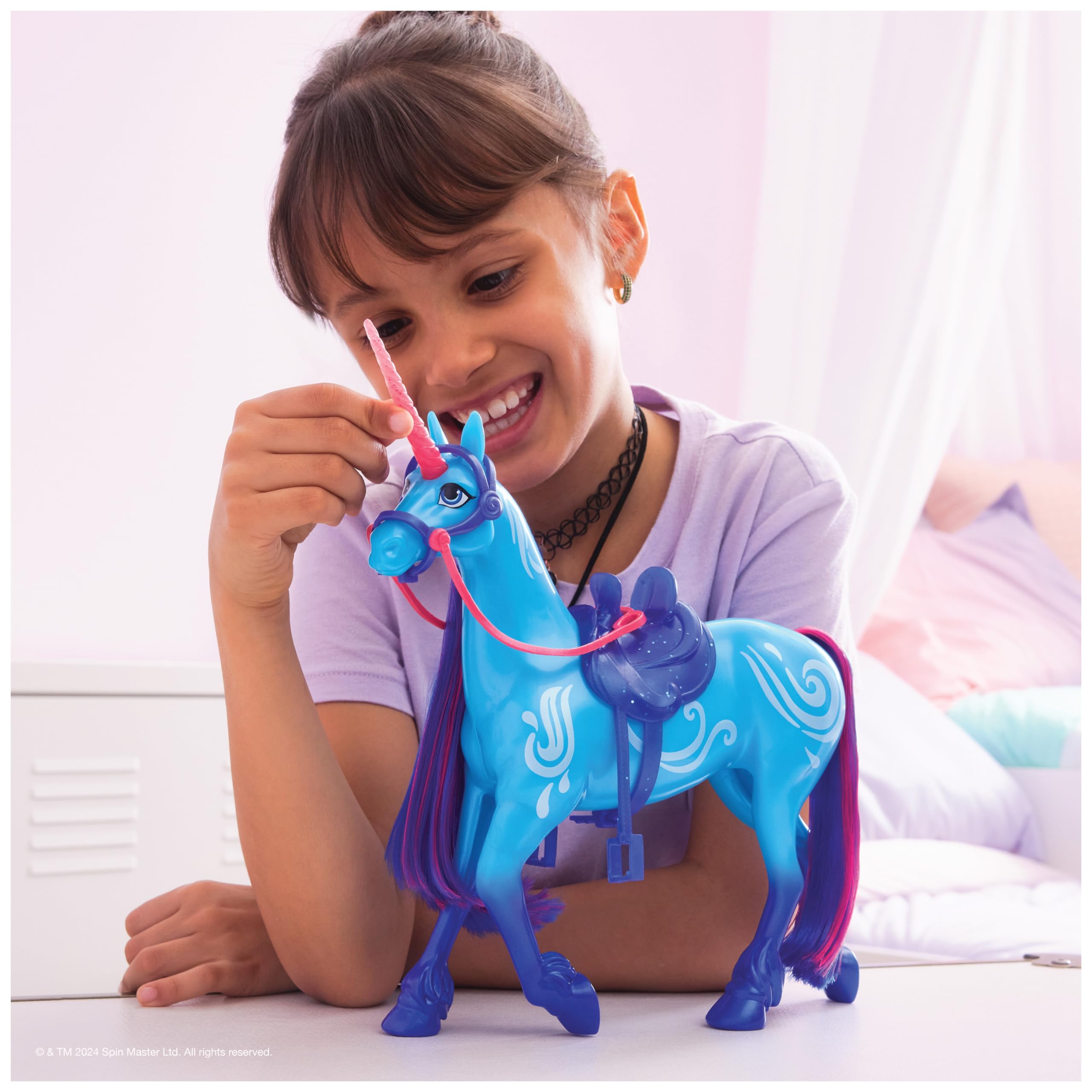 UNICORN ACADEMY - Unicornio Brizna o Río (Aleatorio) de 28 cm con movimiento de cabeza y 2 Accesorios equitación - 6067375 - Unicornios para Niñas - Juguetes Niña 4 años +