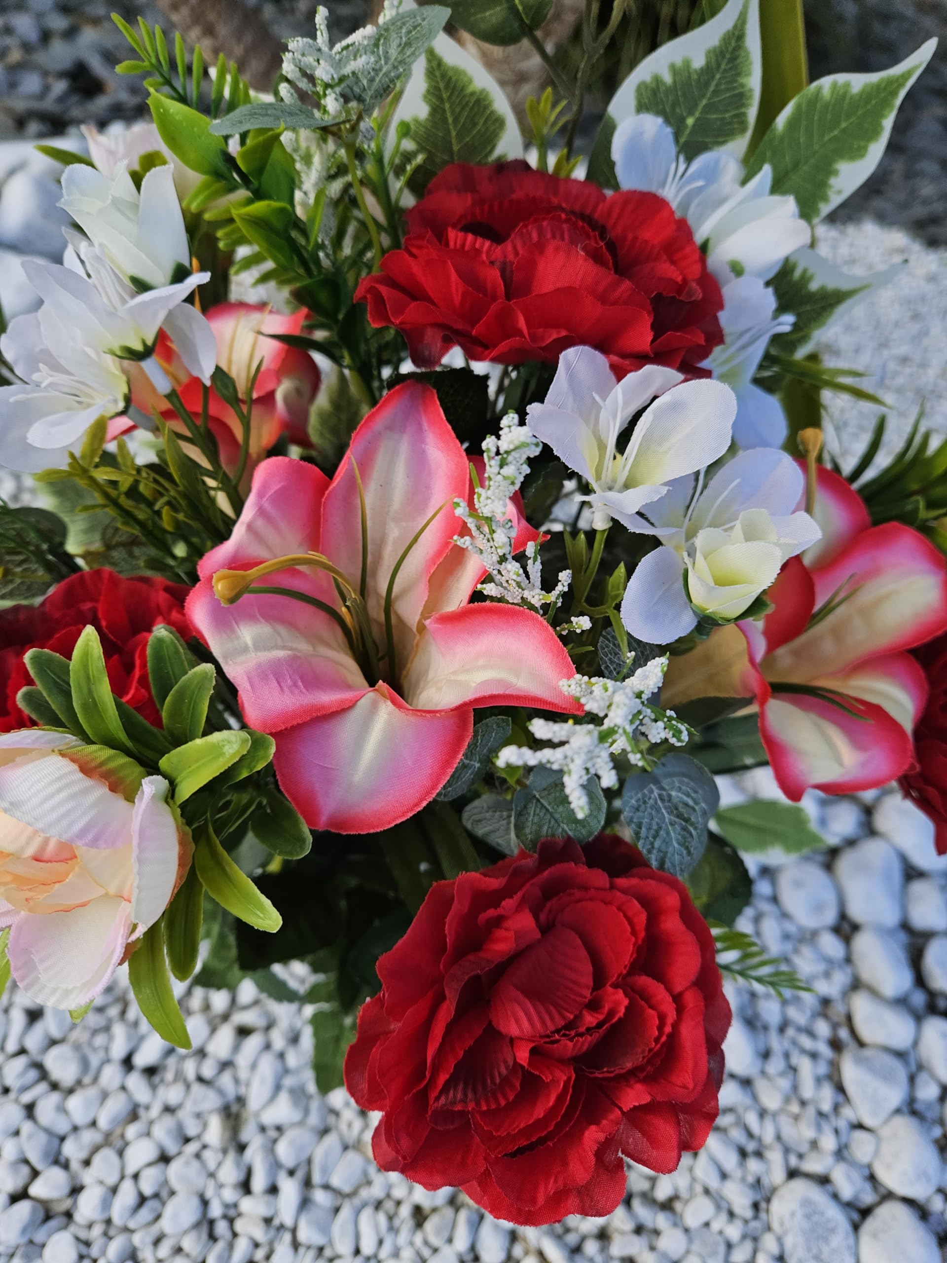 Composition de Fleurs Artificielles en Cône Lesté Ciment pour Une Parfaite Tenue à L' extérieur. Réalisé par Nos Soins Fleurs de Qualité.