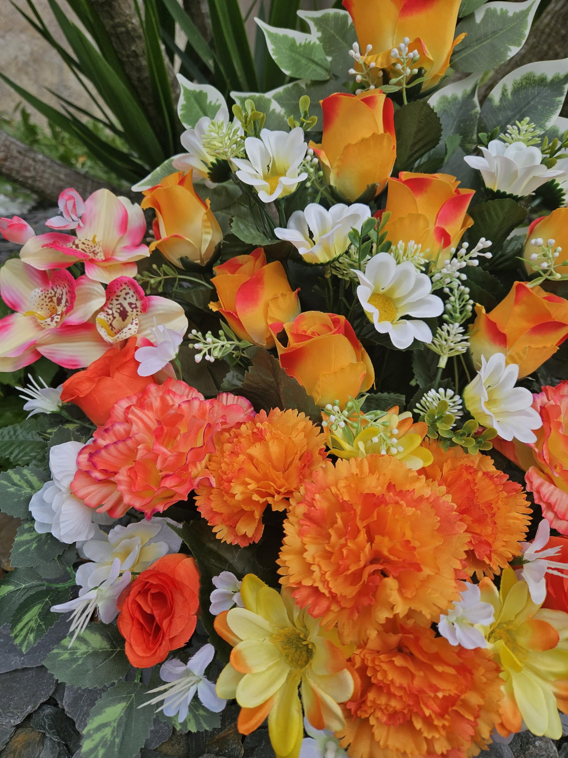 Composition de Fleurs Artificielles Lesté Ciment pour Une Parfaite Tenue à L' Extérieur. Réalisé par nos Soins, Fleurs de Qualité.