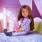 Our Generation 18-Inch Poupée Maria avec Pajama Onesie et Elephant, Poupées.Les yeux bruns se ferment au coucher; longs cheveux brun ondulés; comprend des pantoufles, undies, et peluche d'éléphant, Maria, Poussières; 3+ Années