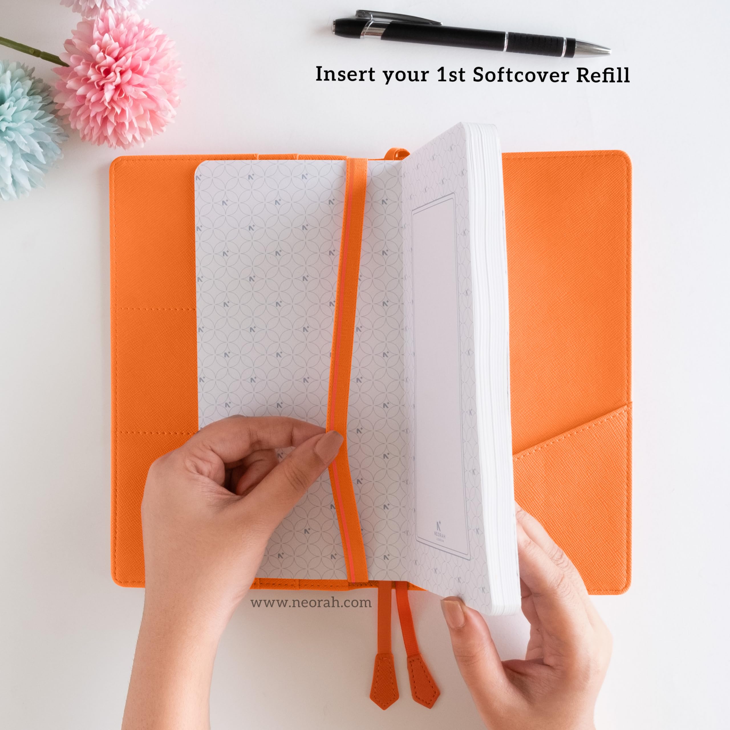 NEORAH — Funda para cuaderno de viajeros PETITE + diario de cuadrícula de puntos | Funda de piel sintética | Compartimento frontal y trasero | 3 ranuras para tarjetas | 2 marcadores | Caja de regalo -