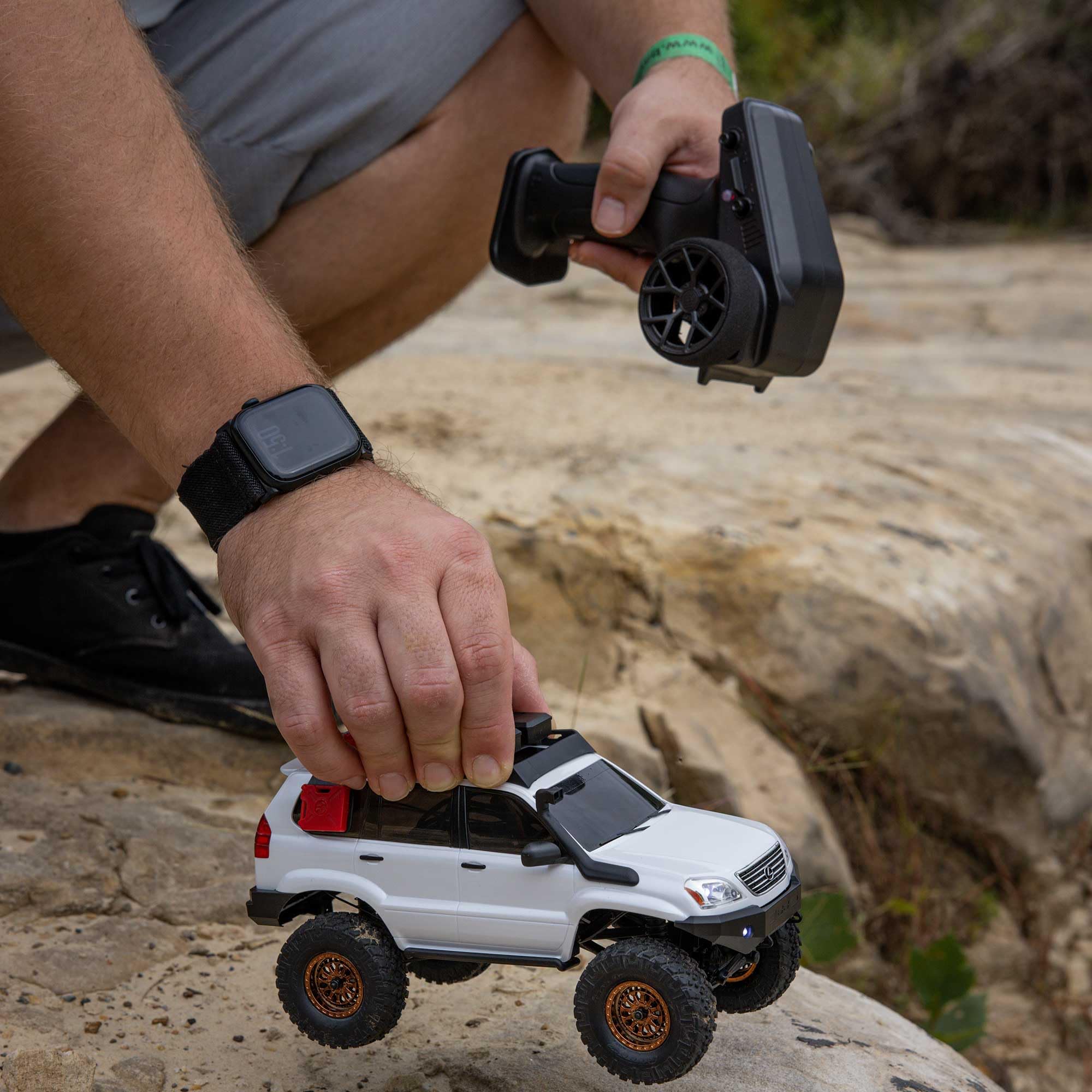 Amazon | Axial RC Truck SCX24 レクサス GX470:1/24 4WD RTR (走る