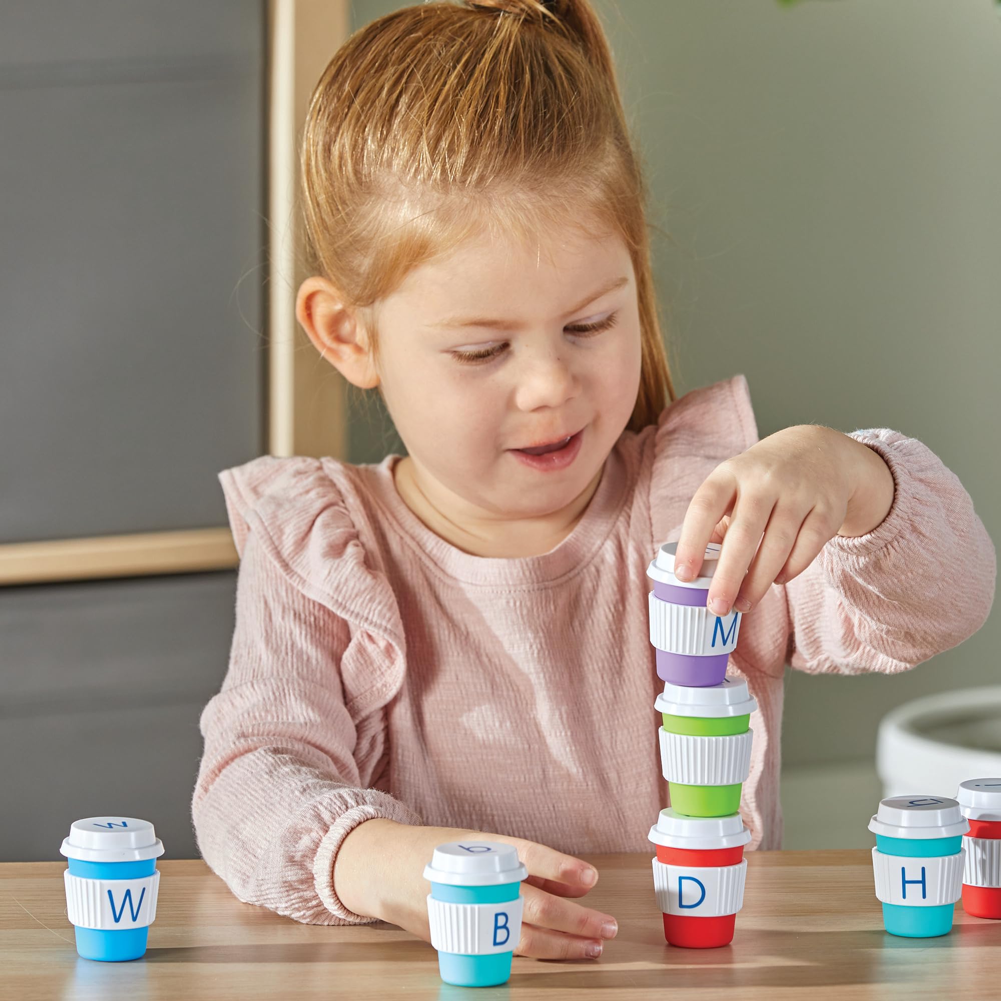 Learning Resources Alphabet Coffee Cups kubki z alfabetem zabawka do rozpoznawania liter i dopasowywania dla dzieci od 3 do 8 lat