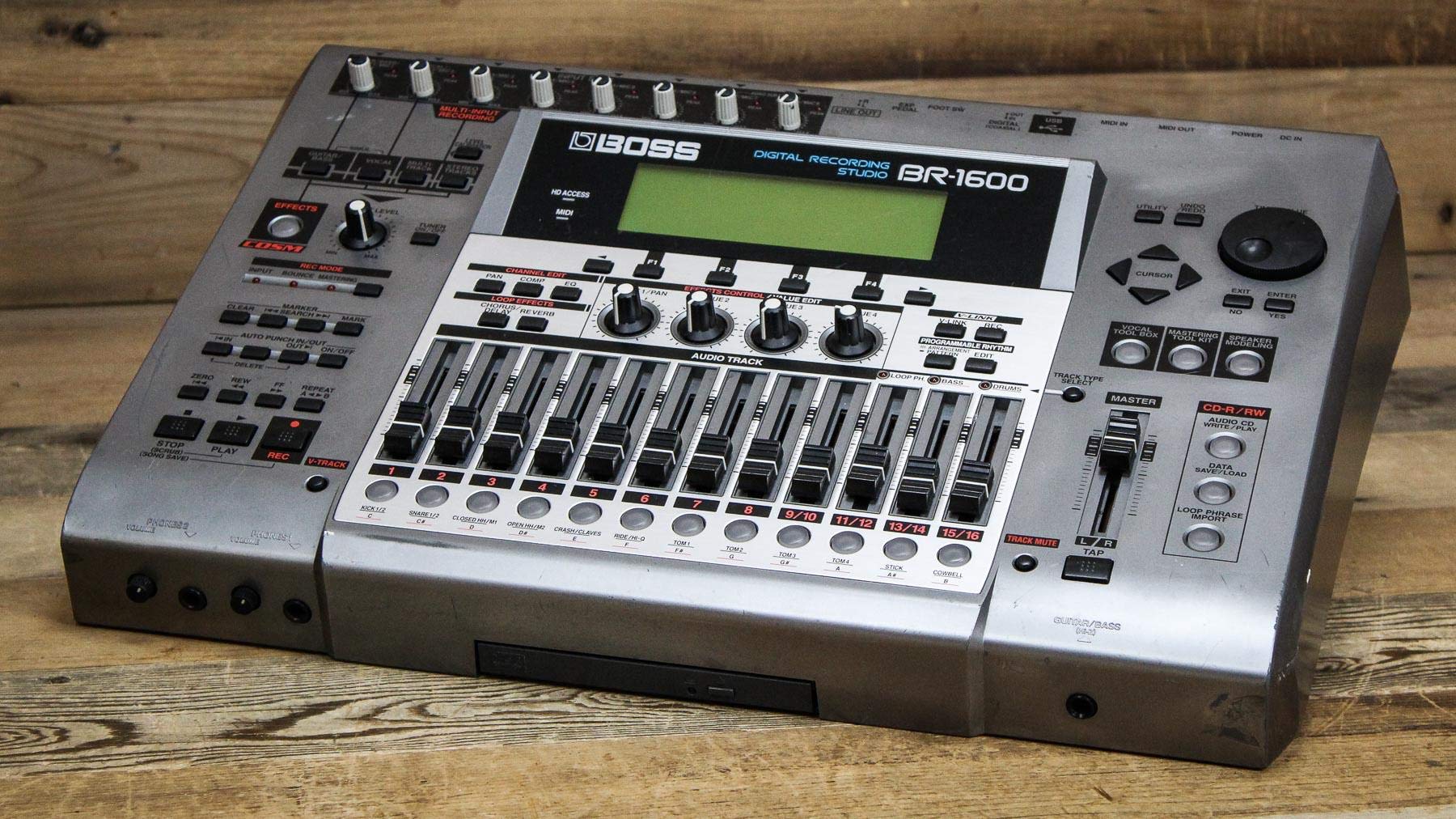Boss BR-1600CD: Grabadora de 16 pistas con 8 canales, disco duro