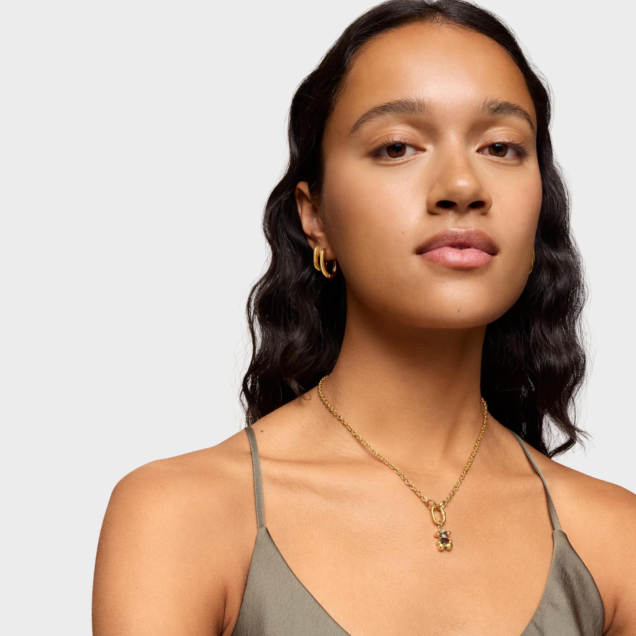 TOUS Colgante pequeño motivo oso con baño de oro 18 kt sobre plata y espinela verde creada en laboratorio, Para Mujer, Colección Color Bear LGG