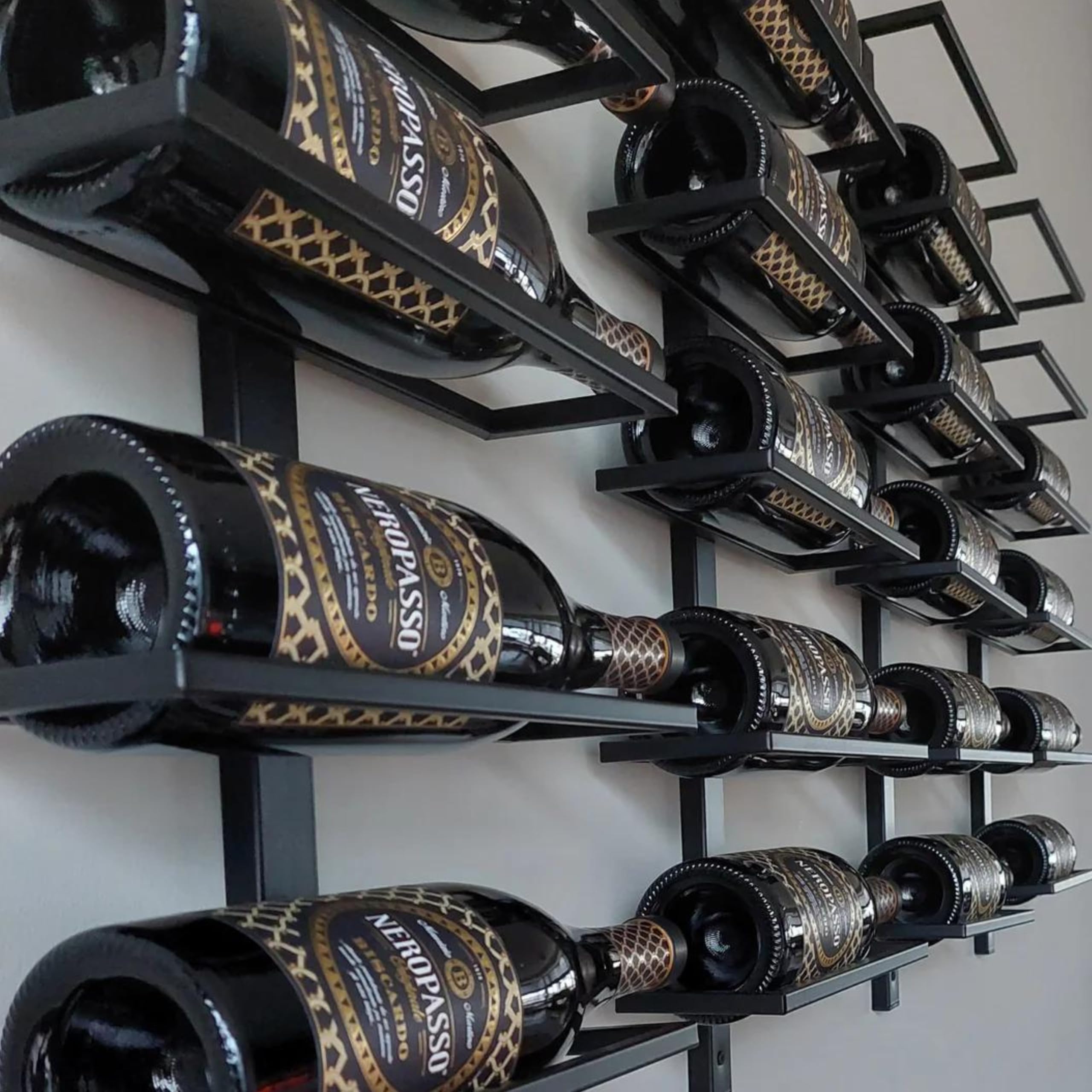 Porte-Bouteilles Mural pour 4 Bouteilles – Casier à Vin en Acier Noir Mat – Design Industriel – Gain de Place & Décoratif