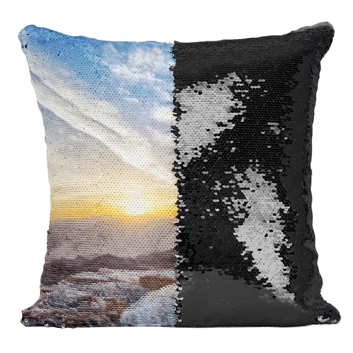 Coussin Sequin Noir Cairn et Soleil Levant décor de montagne rocheuse