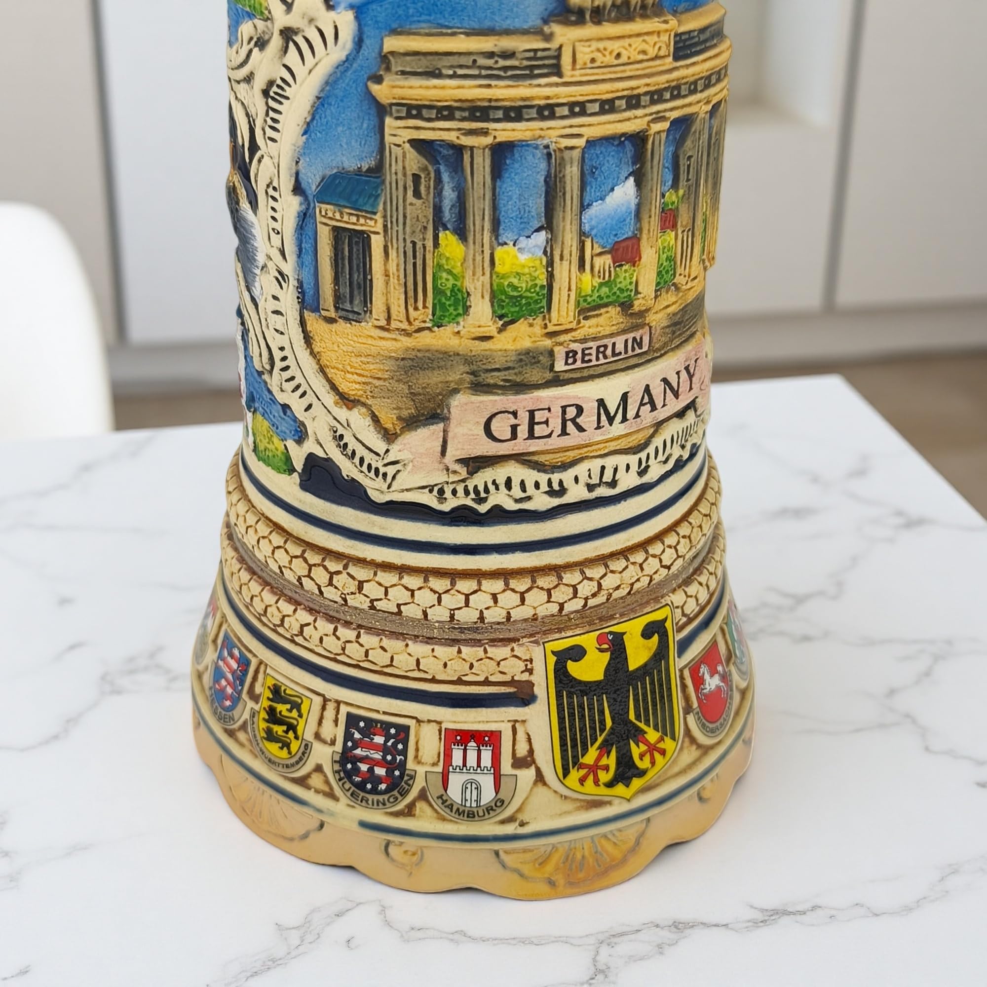 Bierkrug mit Deckel 0,7L - Steinkrug mit Deutschland-Motiv und XL-Boden Design - Brandenburger Tor auf der Vorderseite - Geschenkidee für Männer - Ideal für Zuhause, Fest & Sammlung