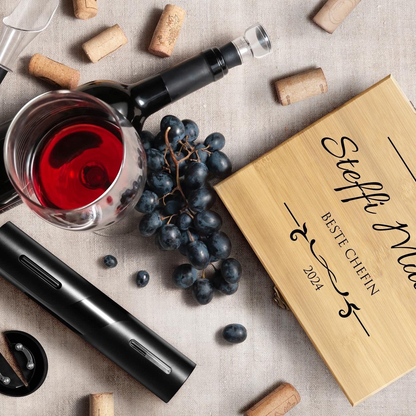 Maverton 6er Wein Zubehör Set mit Aufdruck - elektrischer Korkenzieher - automatischer Flaschenöffner - Wine Accessories - Weinöffner Set für Frauen - Weinset in Bambusbox - Eleganz
