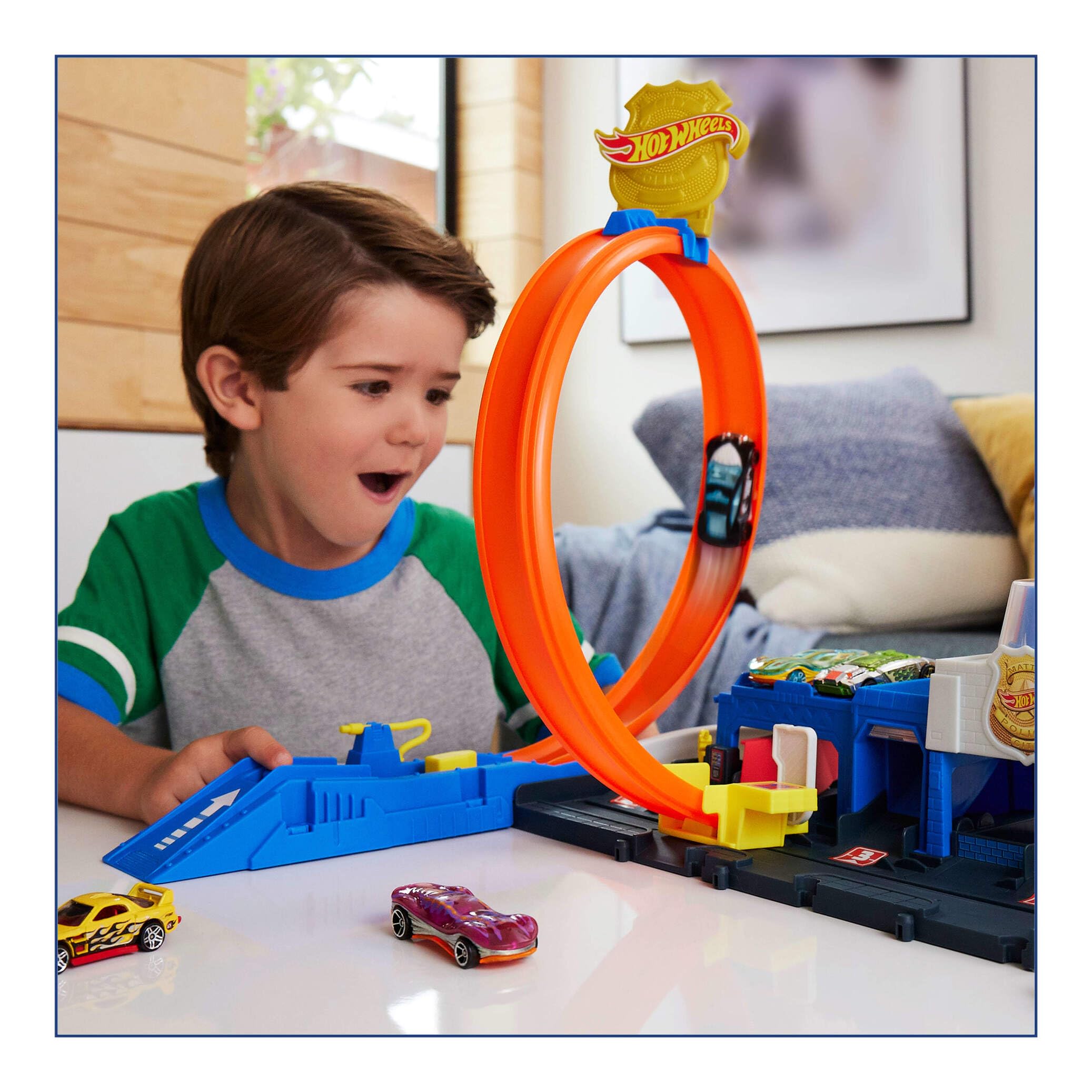 Hot Wheels Supercomisaría de policía Conjunto de pista, conjunto de juego con coche de juguete metálico a escala 1:64, looping regulable para hacer carreras y acrobacias de varias formas, JBM71