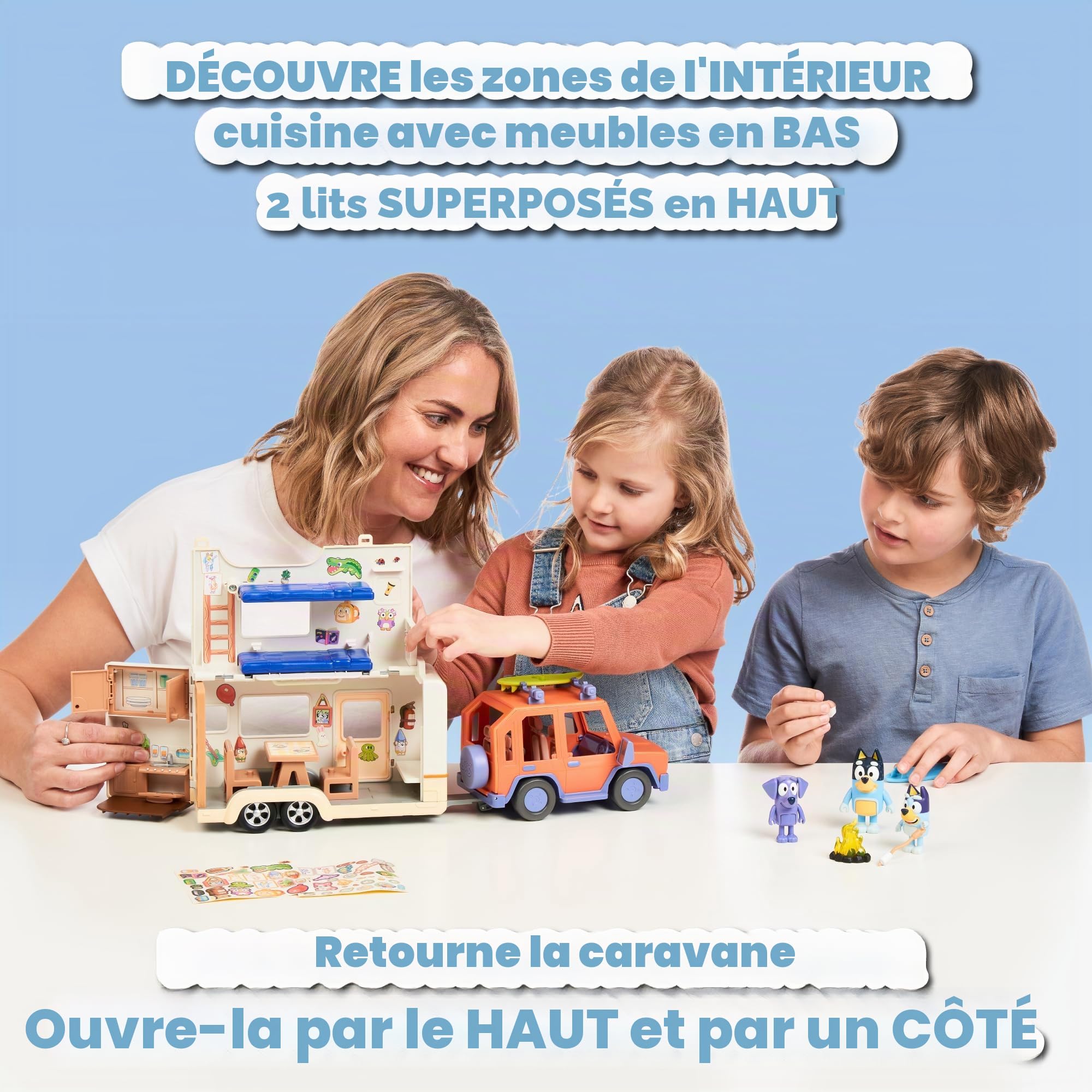 Bluey BLY53000 Kit de Voiture de la Famille Cruiser + Campervan avec 3 Figurines, 10 Accessoires et Autocollants décoratifs, 3 Ans célèbres