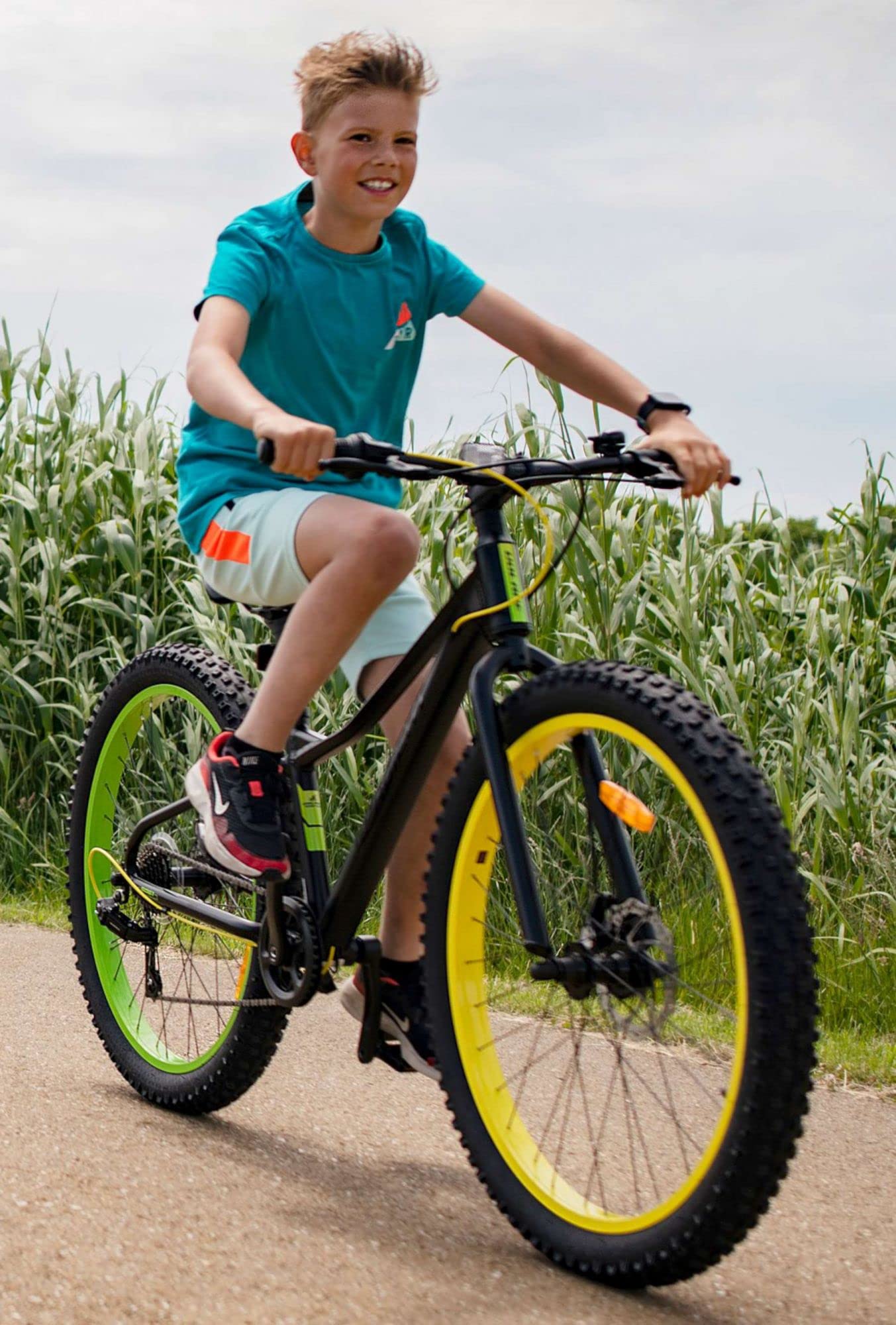 Bicicleta de montaña para niños de 20 pulgadas, incluye 6 velocidades y 2 frenos de mano, color amarillo y verde